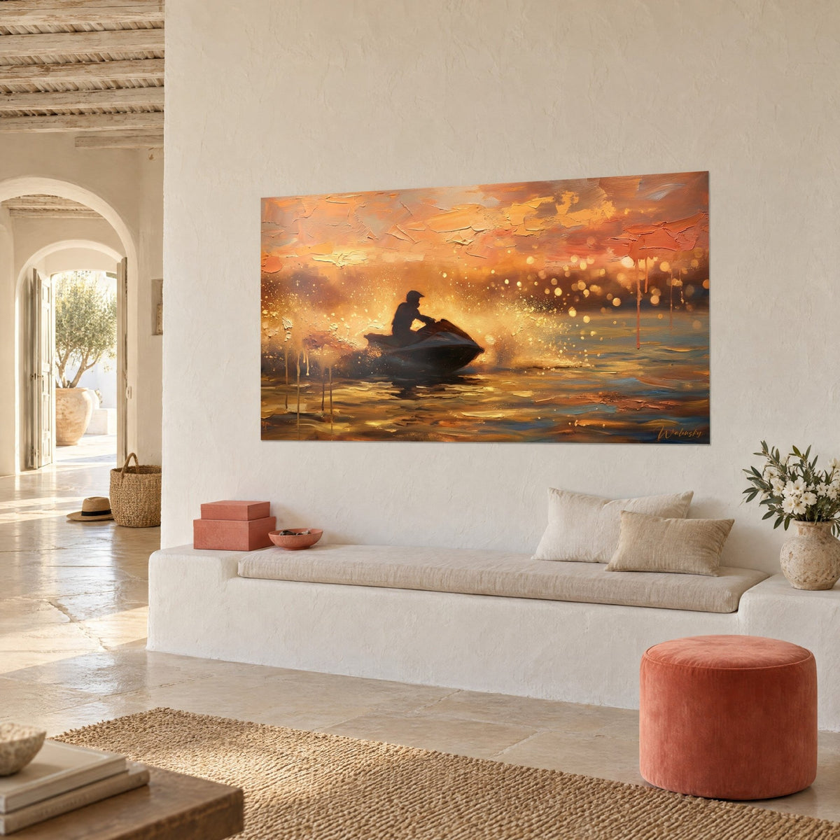 Schilderij zeescooter die door amberkleurig water snijdt, goudgele bokeh-reflecties en zalmroze accenten, in een mediterraan huis