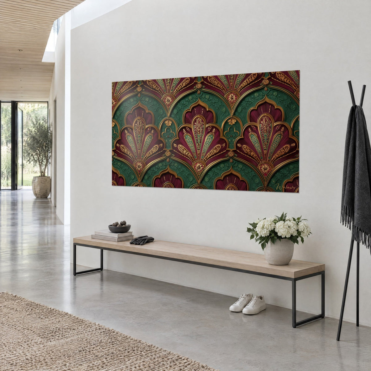 Gemälde persische Ornamente in goldenen Bögen, Granatblütenblätter und Tannengrün als Hintergrund, aus dreiviertel Ansicht in einem hellen, schlichten Foyer
