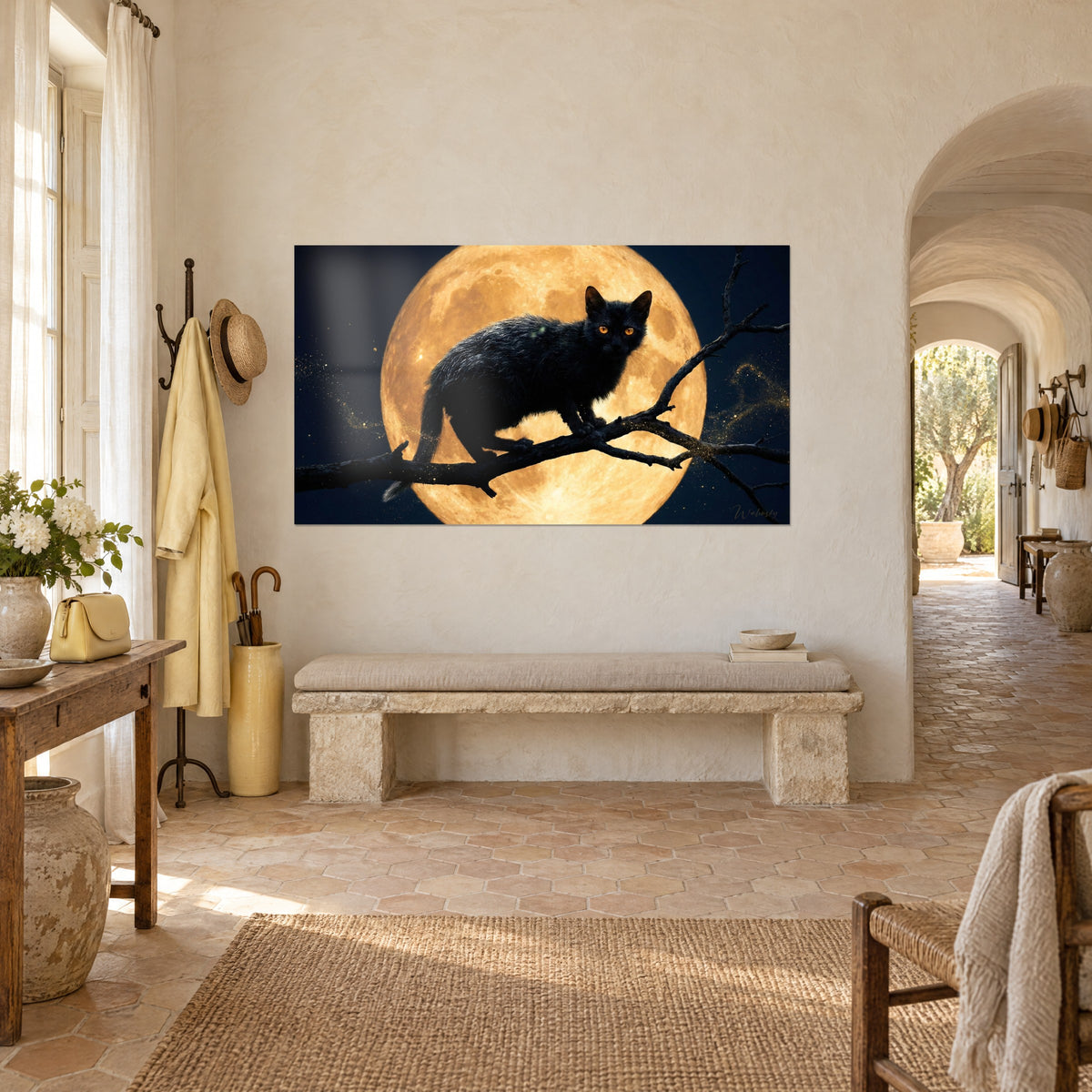Schilderij Lykoi-kat met peper-en-zoutvacht die loert voor een oranje hemellichaam op een nachtblauwe achtergrond, ingang van een Provençaals landhuis