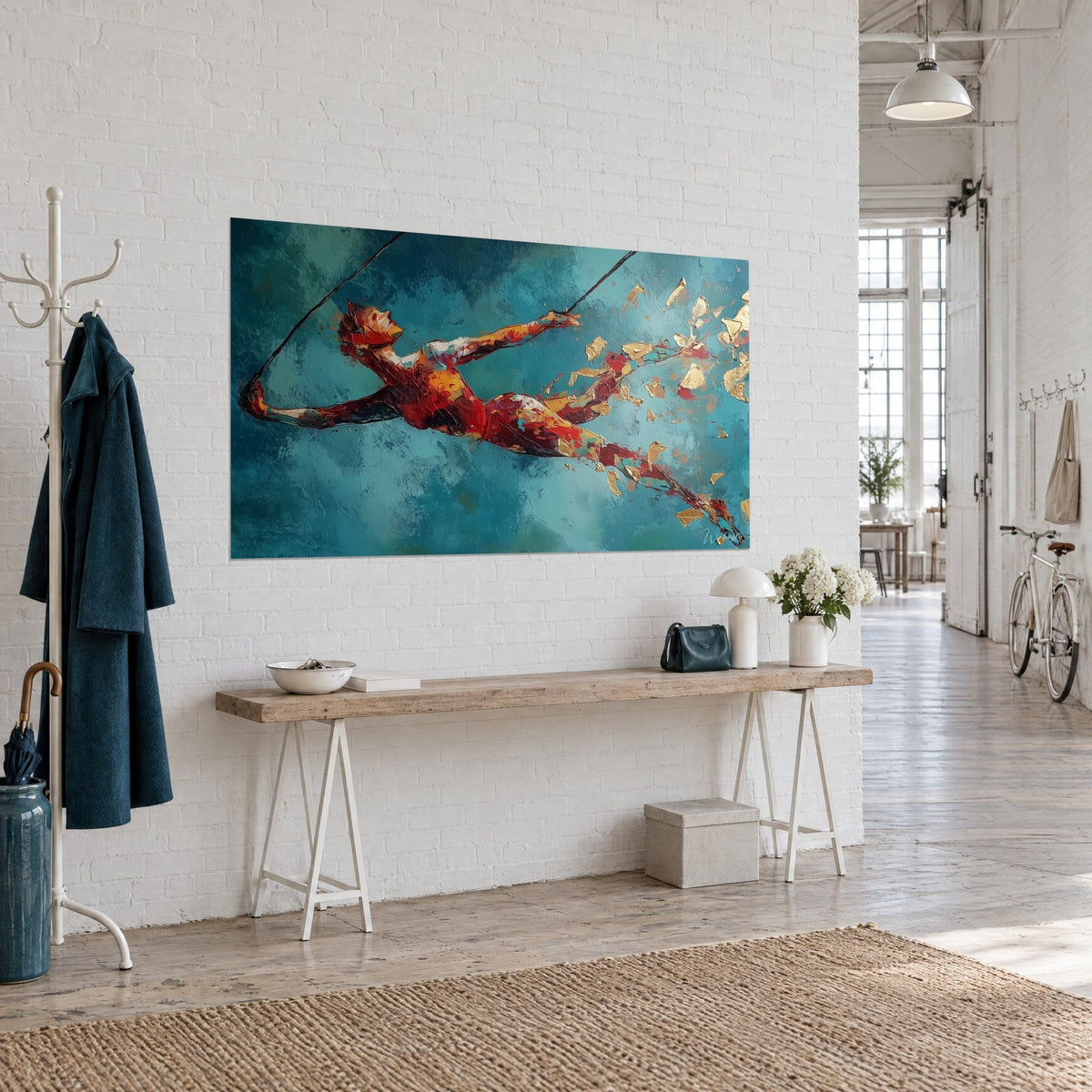 Schilderij van een acrobaat hangend aan de touwen, scharlakenrode en okerkleurige silhouet, gouden glinsteringen op blauwgroene achtergrond, driekwartzicht in de loft