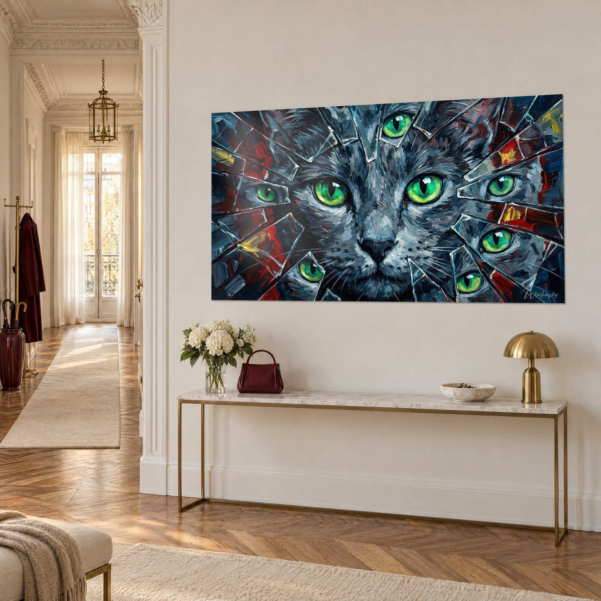Schilderij grijze kat met smaragdgroene pupillen vermenigvuldigd in glasscherven, diep rood, vergulde console, driekwartaanzicht