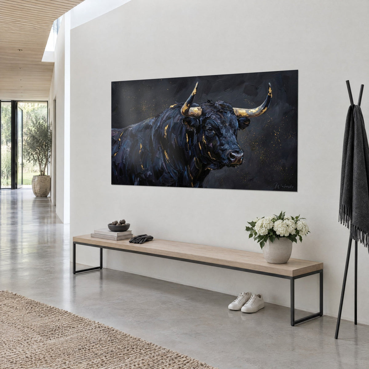 Gemälde Wildstier aus der Camargue mit indigo-goldenem Fell und dunklem Blick, Dreiviertelansicht in einem schlichten Flur