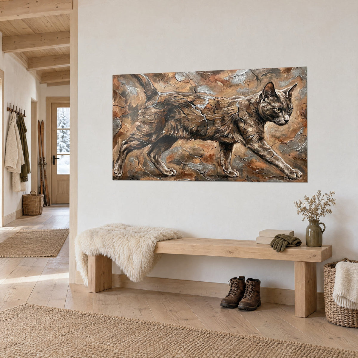 Cuadro felino salvaje de ojos verdes, pelaje color roca en cobre y gris, colgado en la entrada de un chalet de madera clara