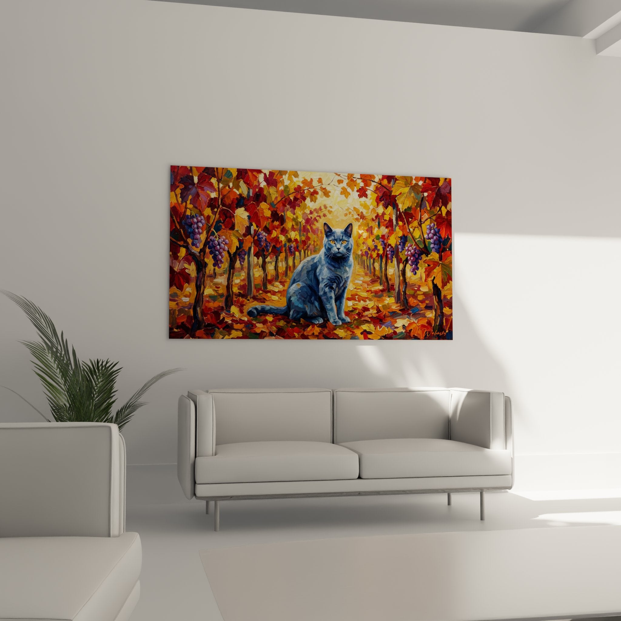 Gros plan chat Chartreux aux yeux orange dans décor automnal de vignes et feuilles colorées