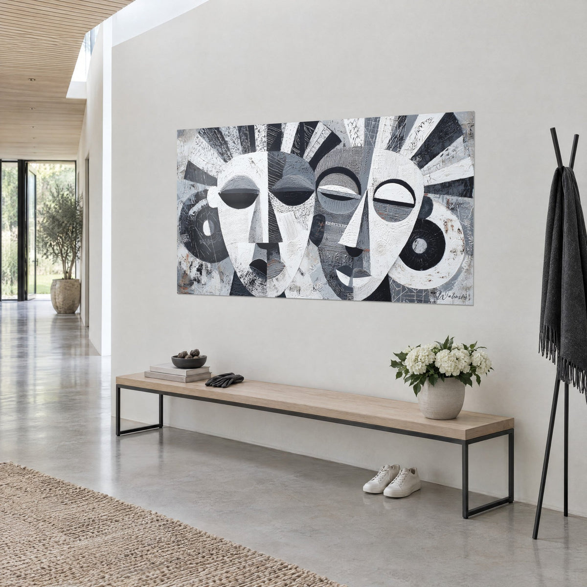Schilderij met twee gestileerde Afrikaanse gezichten, witte, zwarte en grijze vlakken met messtrepen, lichte muur, houten en stalen bank