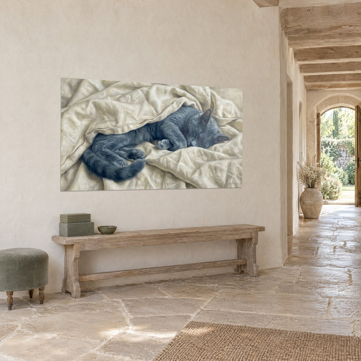 Cuadro felino color pizarra dormido, con el hocico escondido bajo un paño marfil plisado, encima de un banco de madera con piedras beige