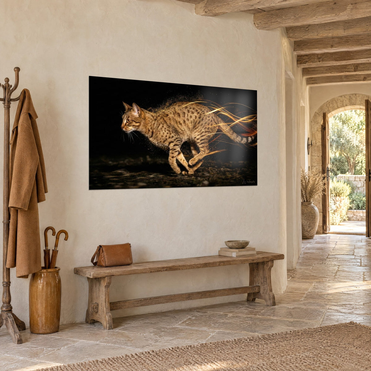 Tableau félin moucheté bondissant, fourrure sable et brun, poussière d'or sur fond noir, mur de pierre crème