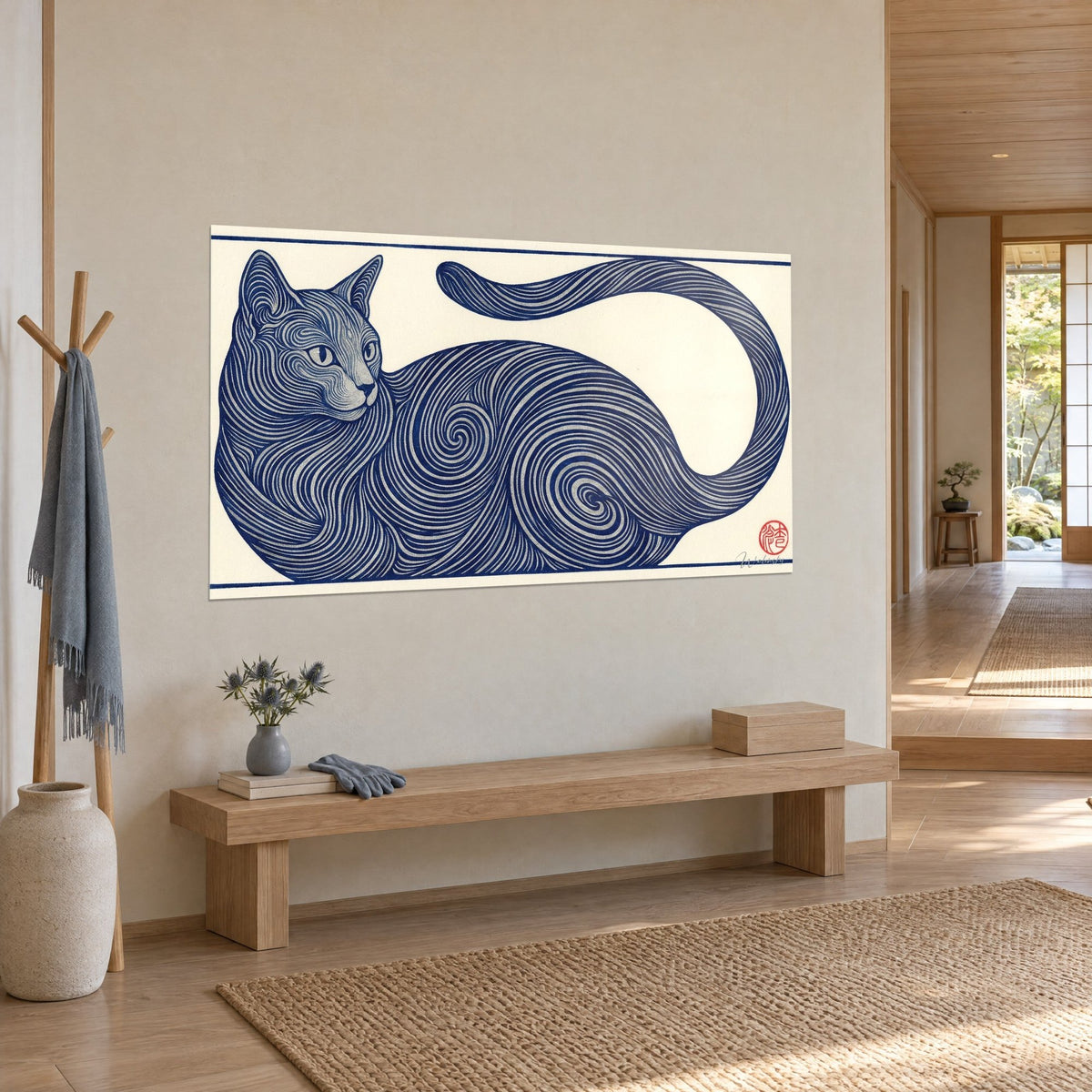 Tableau félin couché en spirales bleu marine et argent, regard tourné vers la gauche, mur beige, banc de bois clair