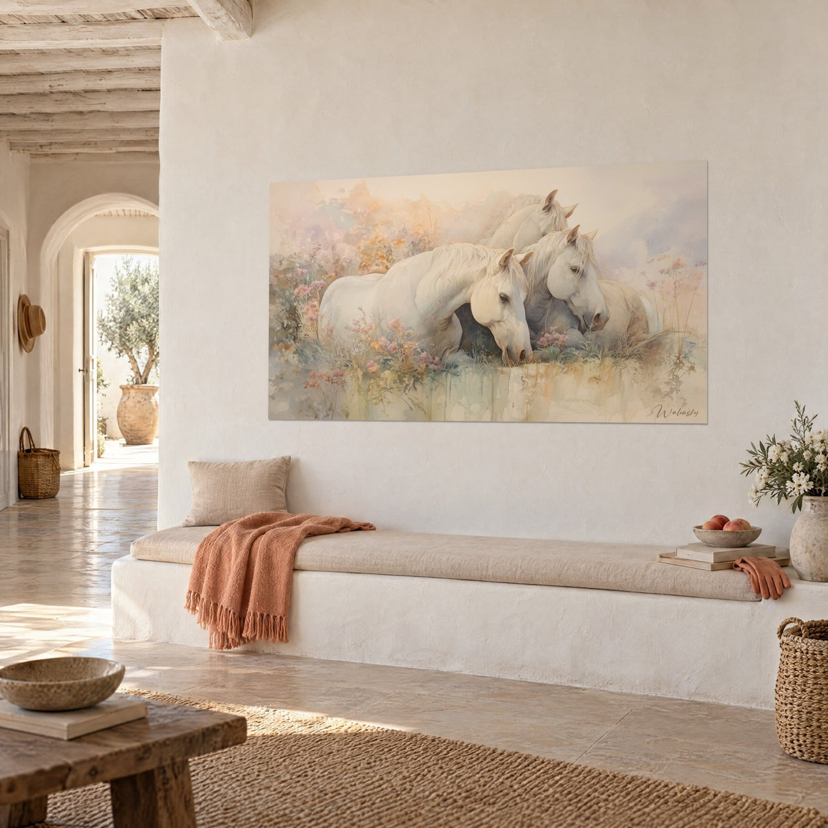 Gemälde Camargue-Herde als Aquarell, elfenbeinfarbene Mähnen und goldenes Gras, weiß gekalkte Wand und Bank in einem provenzalischen Haus