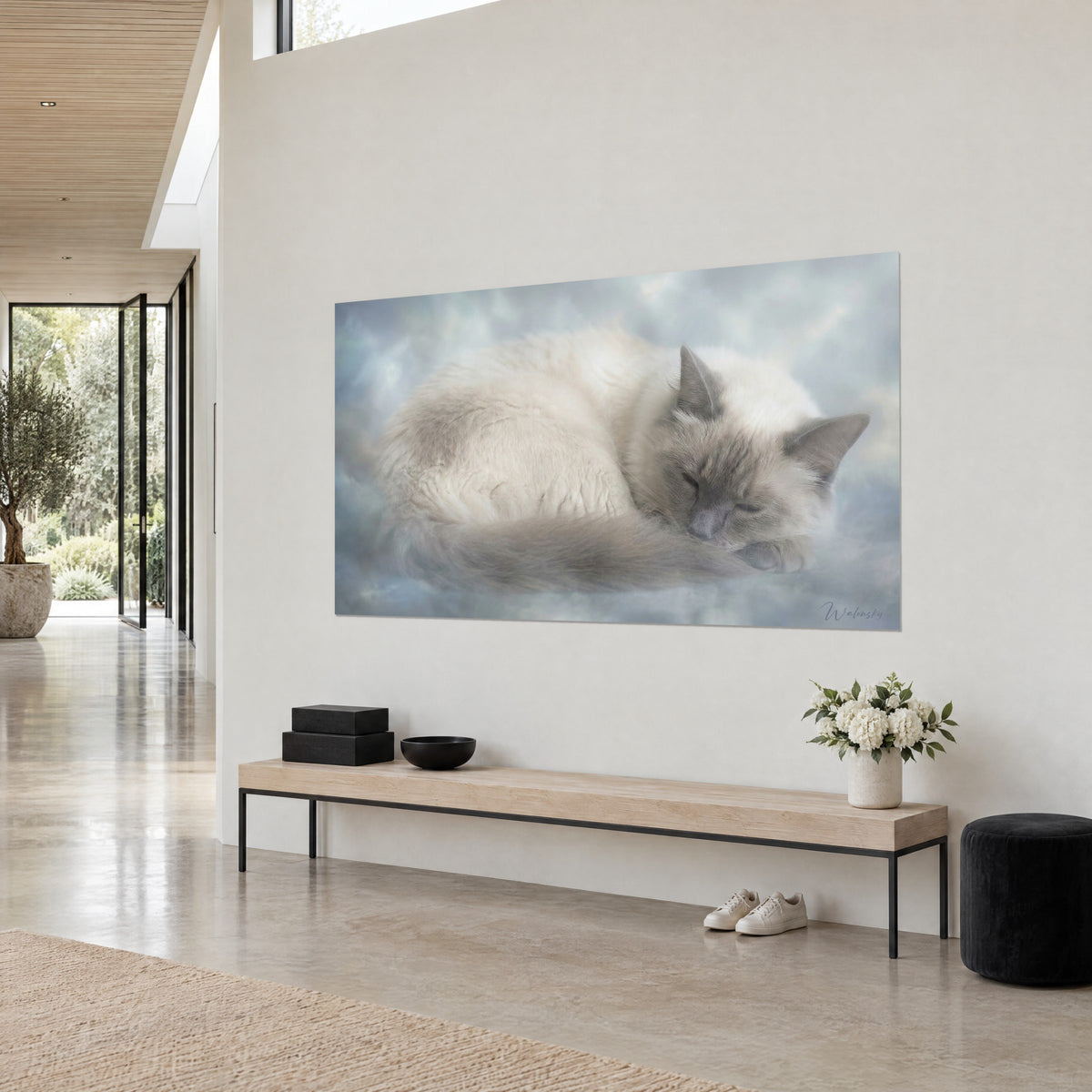 Tableau félin assoupi aux oreilles gris perle, fourrure ivoire sur fond de ciel bleu pâle, mur blanc d'une maison d'architecte