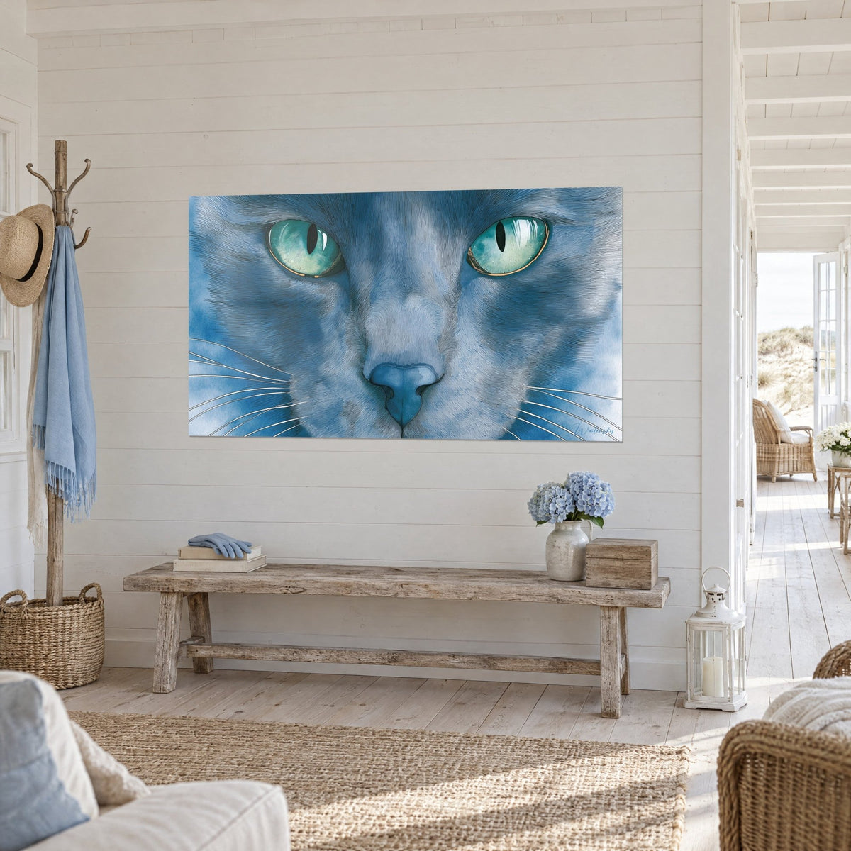 Tableau portrait félin Russian Blue, pelage bleu ardoise et pupilles fendues turquoise, mur lambrissé blanc de trois-quarts