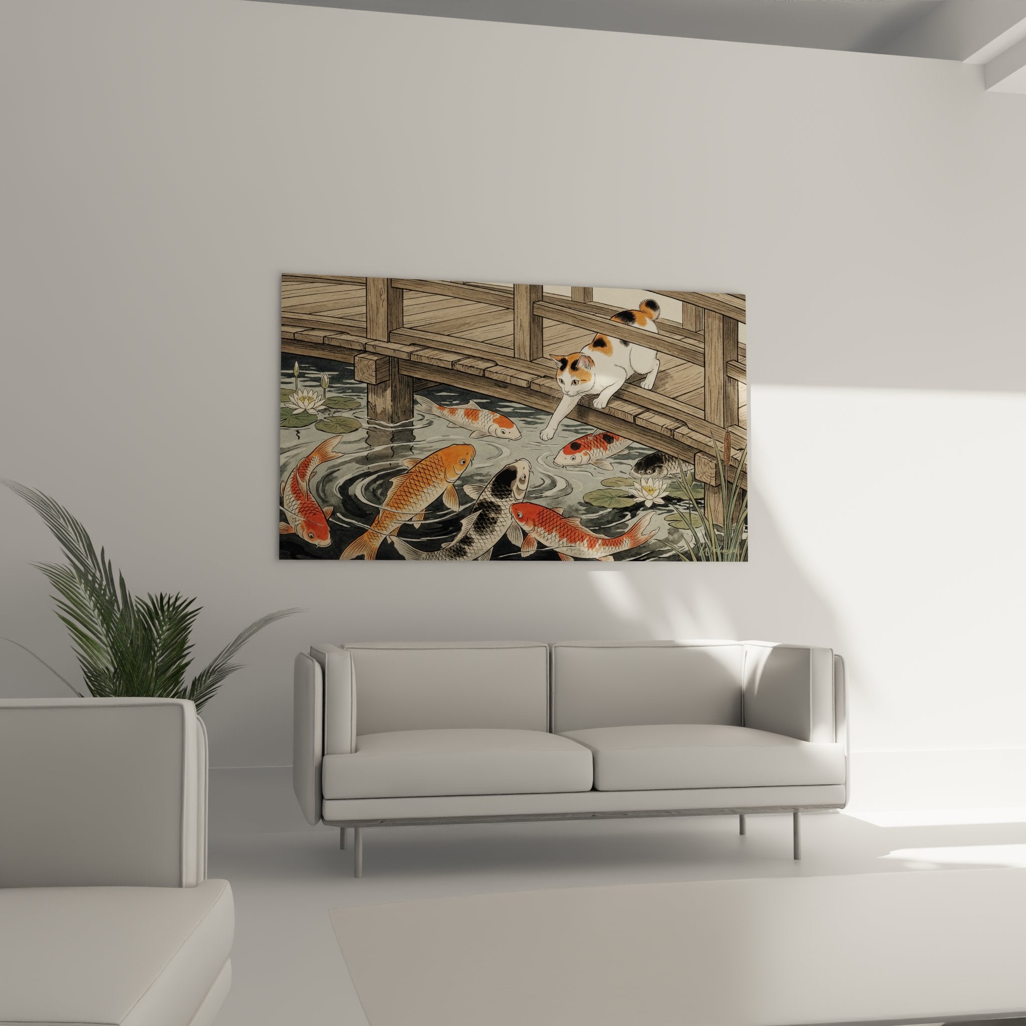 Détail du chat Japanese Bobtail aux couleurs rousse et noire regardant les poissons koï dans l'eau claire