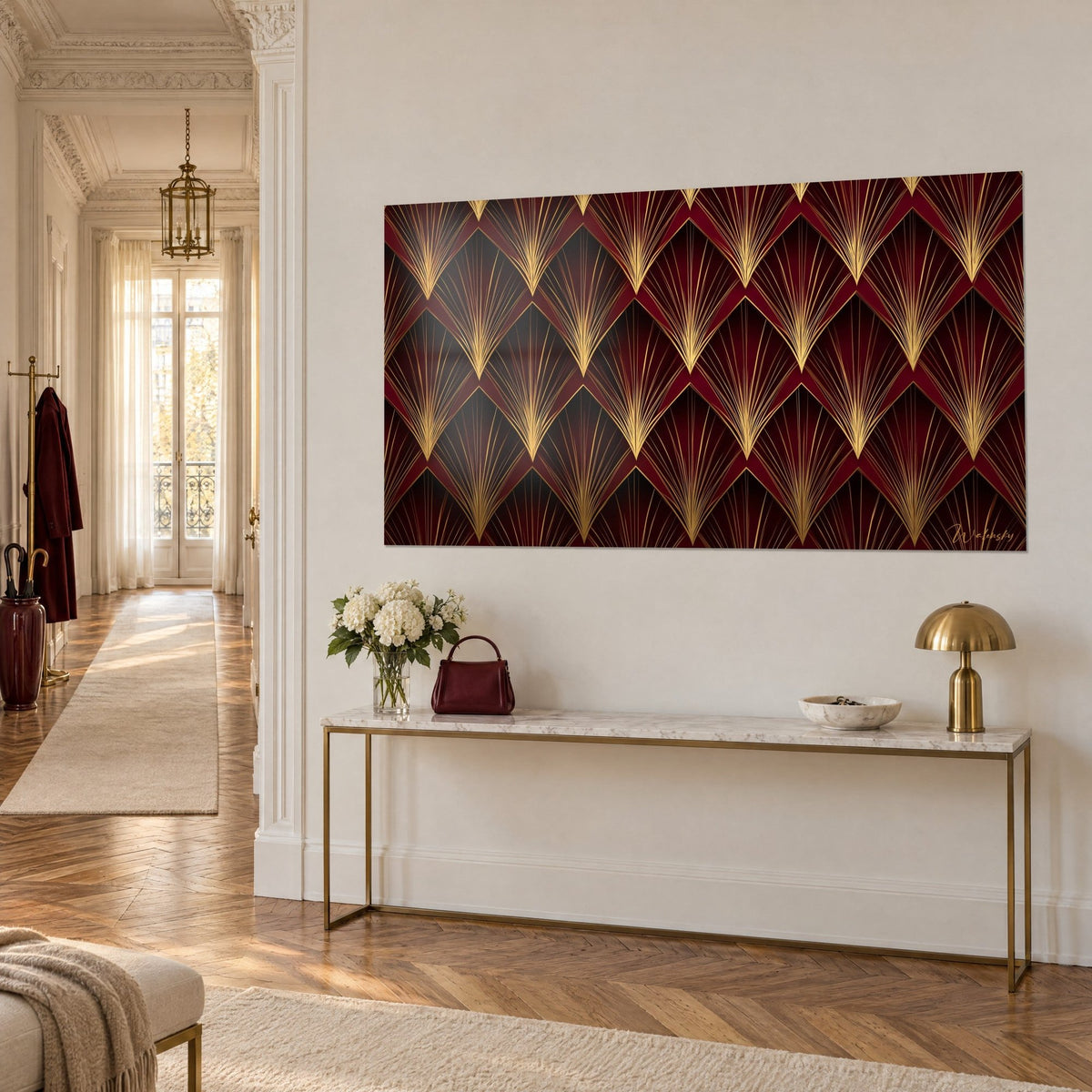 Gemälde mit geometrischem Schuppenmuster in Bordeaux und Gold, Dreiviertelansicht über einer Konsole aus Marmor und Messing