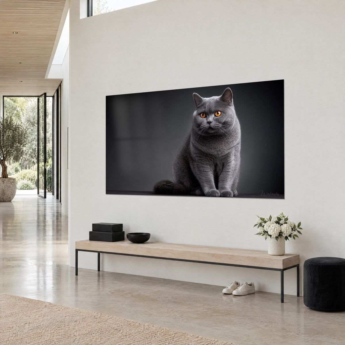 Πίνακας μπλε-γκρι British Shorthair με κεχριμπαρένια βλέμματα, πυκνή γούνα σε φόντο σε χρώμα κάρβουνου, τρίτο προφίλ, πάνω από πάγκο από ανοιχτόχρωμο ξύλο