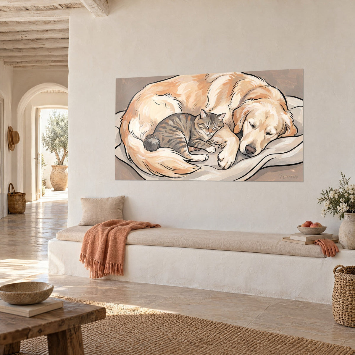 Cuadro de un perro dorado enroscado alrededor de un gatito rayado, pelaje naranja y gris con contornos negros, pared blanca de una casa mediterránea