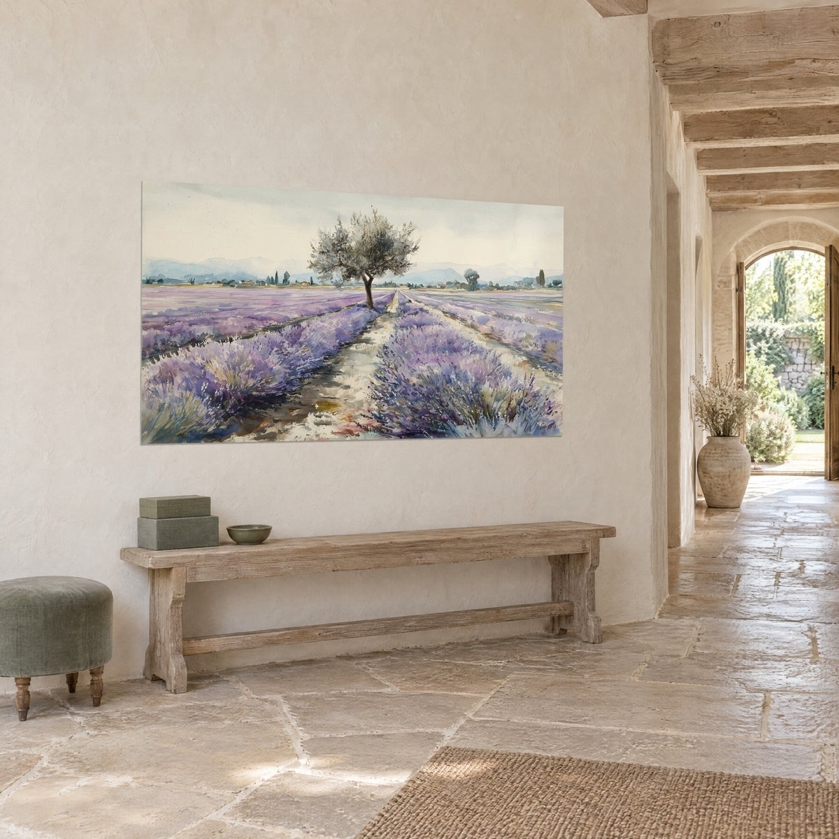Quadro filari di lavanda lilla sotto un ulivo dal fogliame argentato, cielo color crema, sulla parete di un corridoio in pietra in vista a tre quarti