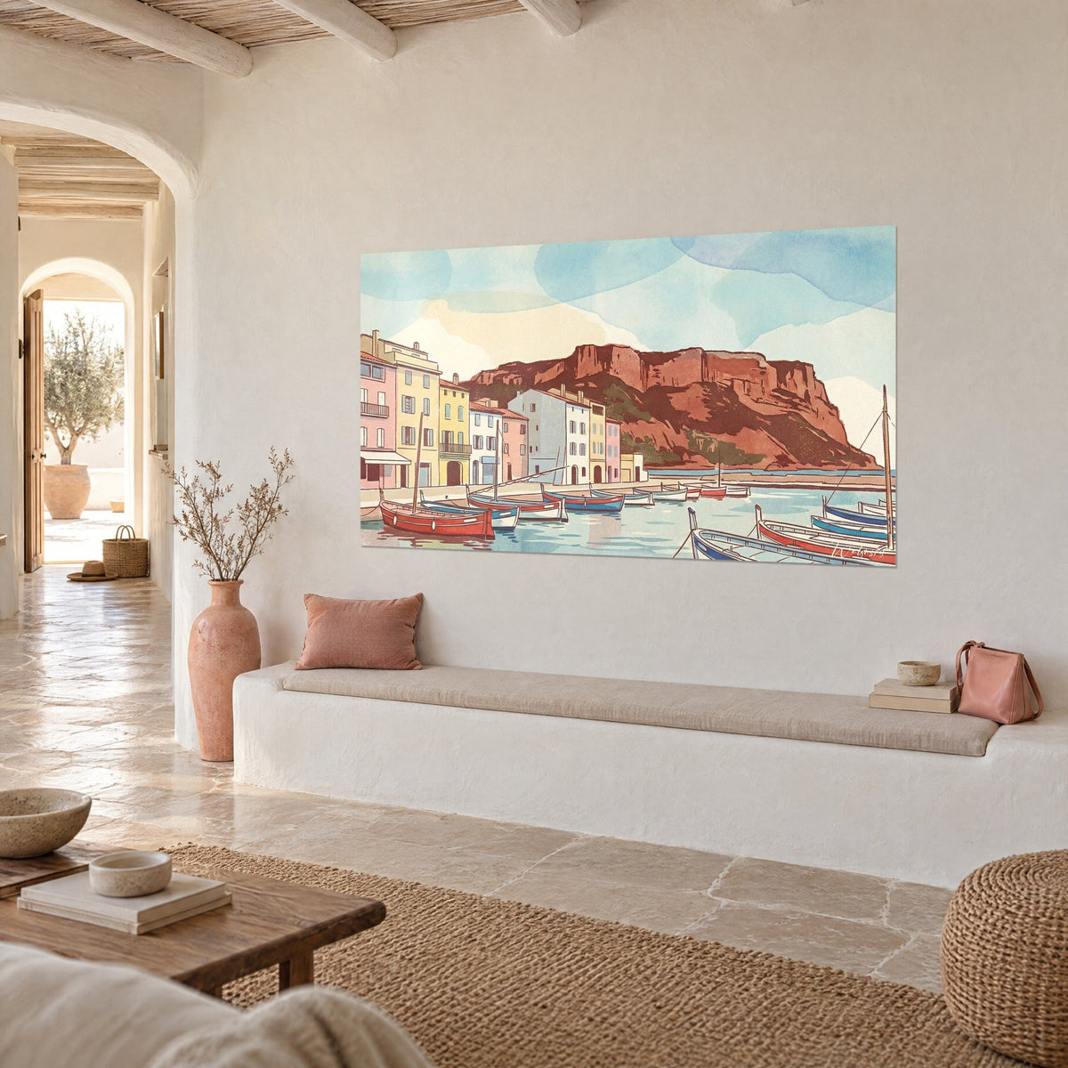 Tableau calanque rousse dominant un quai de maisons rose et jaune, ciel bleu lavé d'aquarelle, vue de trois-quarts sur un mur blanc