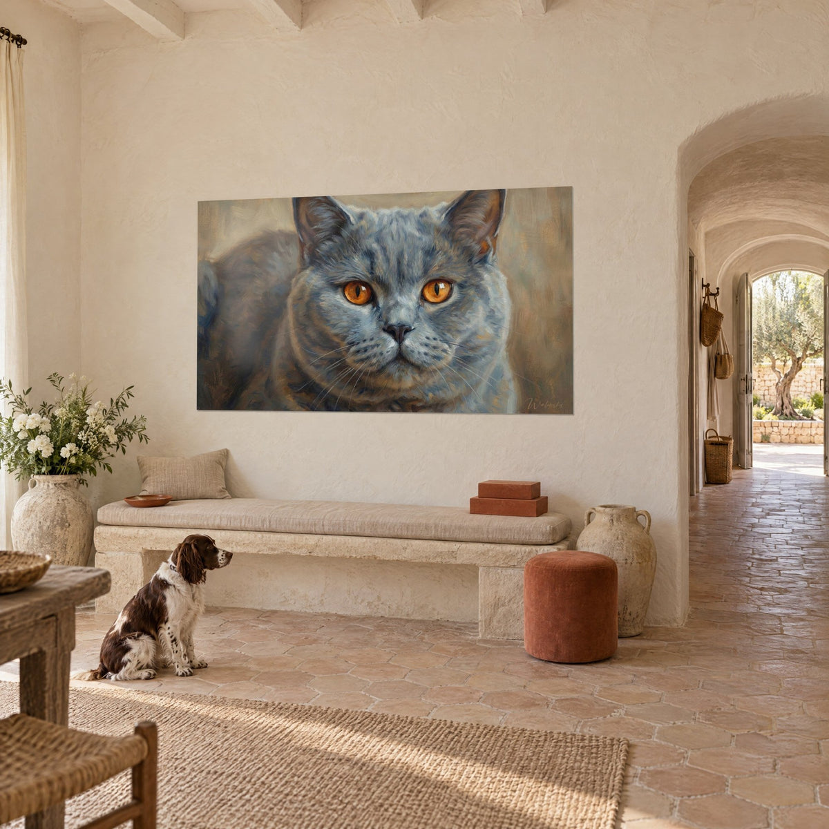 Gemälde British Shorthair mit graublauem Fell und bernsteinfarbenen Augen, an der Wand eines provenzalischen Landhauses, sitzender Spaniel