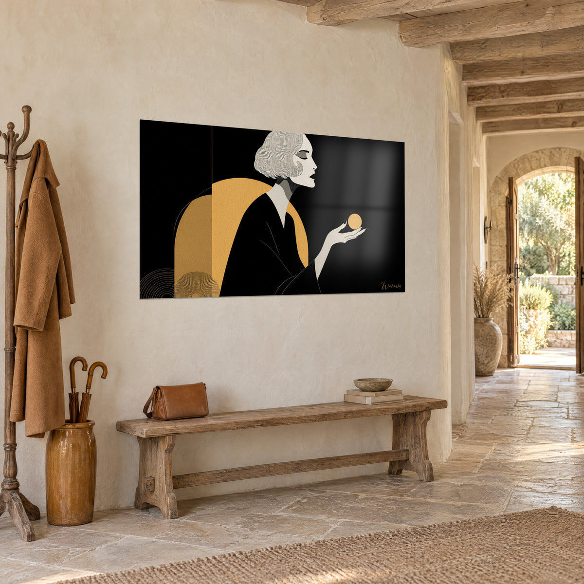 Cuadro elegante mujer con melena ondulada plateada, arco azafrán y vestido negro, sobre una pared de piedra junto a un banco de madera