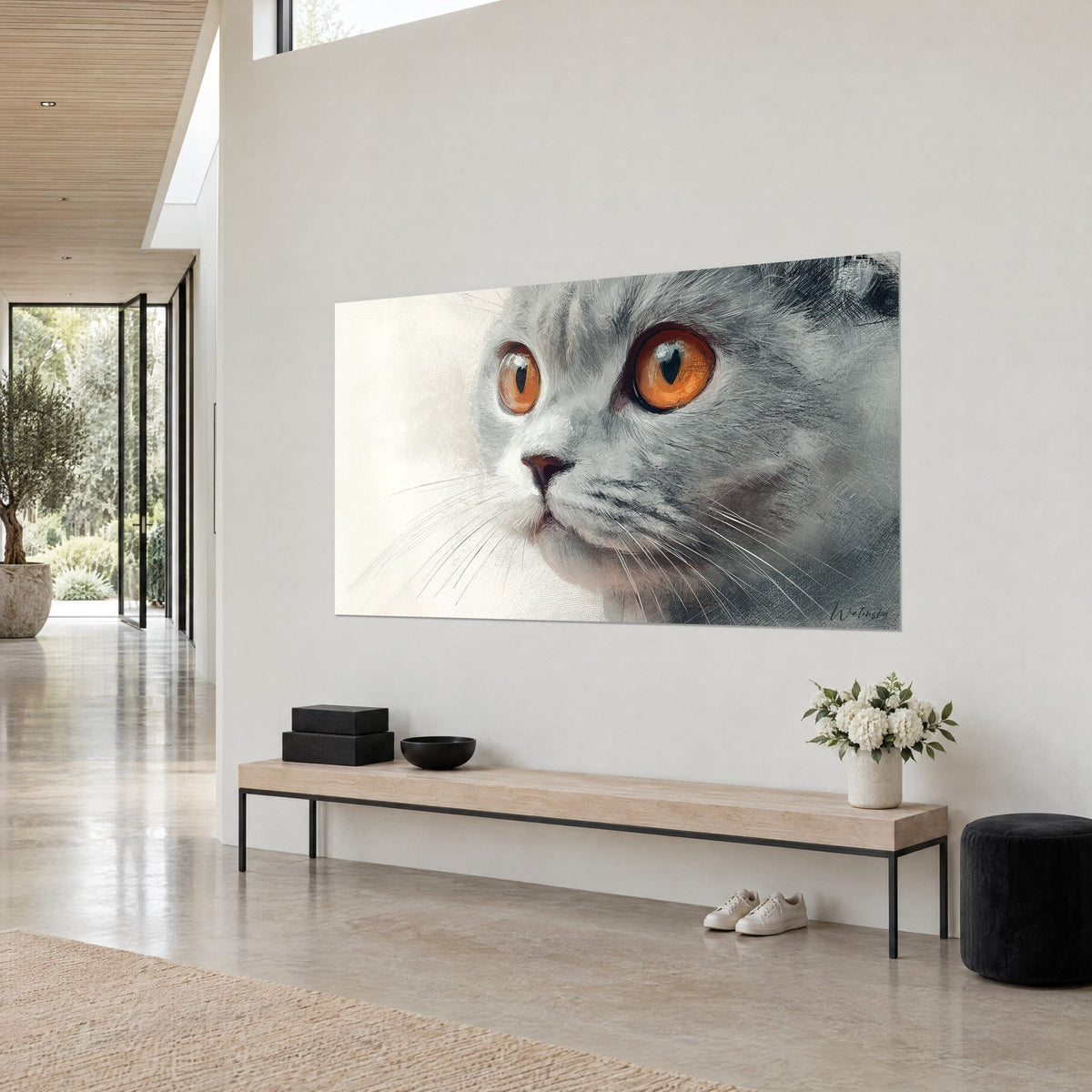 Schilderij grijze kat met grote amberkleurige ogen en witte snorharen op een crèmekleurige achtergrond, lichte muur en houten bank, driekwartaanzicht