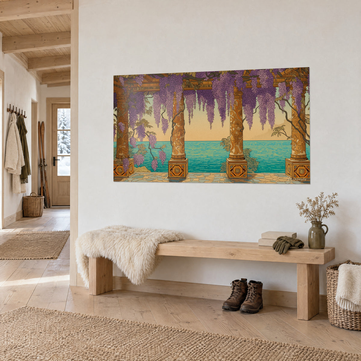 Cuadro colonnata antigua ocre con racimos de glicinas lilas, mar turquesa al fondo, colgado en una pared blanca junto a un banco de roble en un recibidor