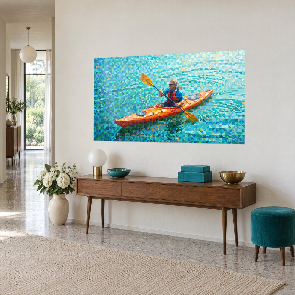 Cuadro canoa naranja y roja deslizándose sobre un lago de triángulos azules y verdes, remo dorado, colgado encima de una consola de madera