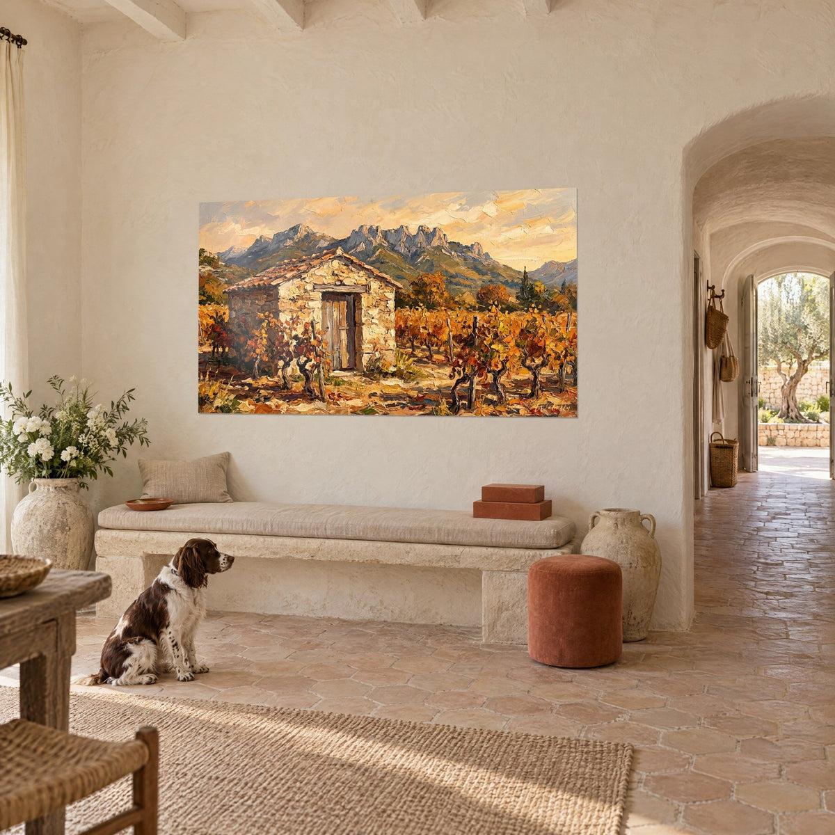 Tableau vignoble d'automne rouge et or, cabanon à toit de tuiles et crêtes grises, spaniel assis, dans l'entrée d'un mas provençal