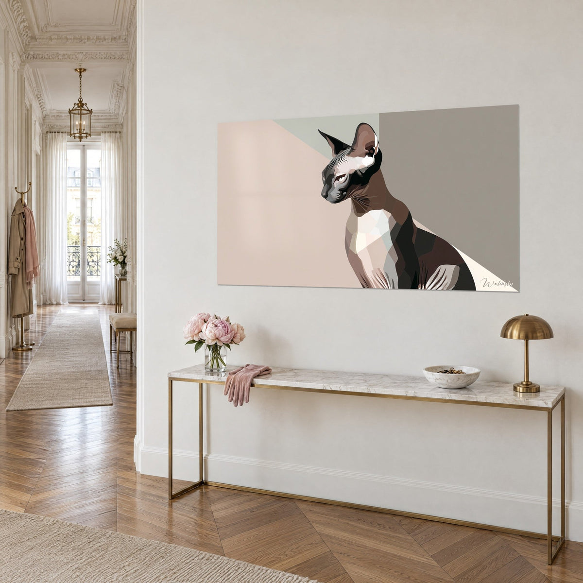 Tableau portrait de chat nu aux facettes brunes et crème, fond rose pâle et gris, sur un mur blanc au-dessus d'une console dorée