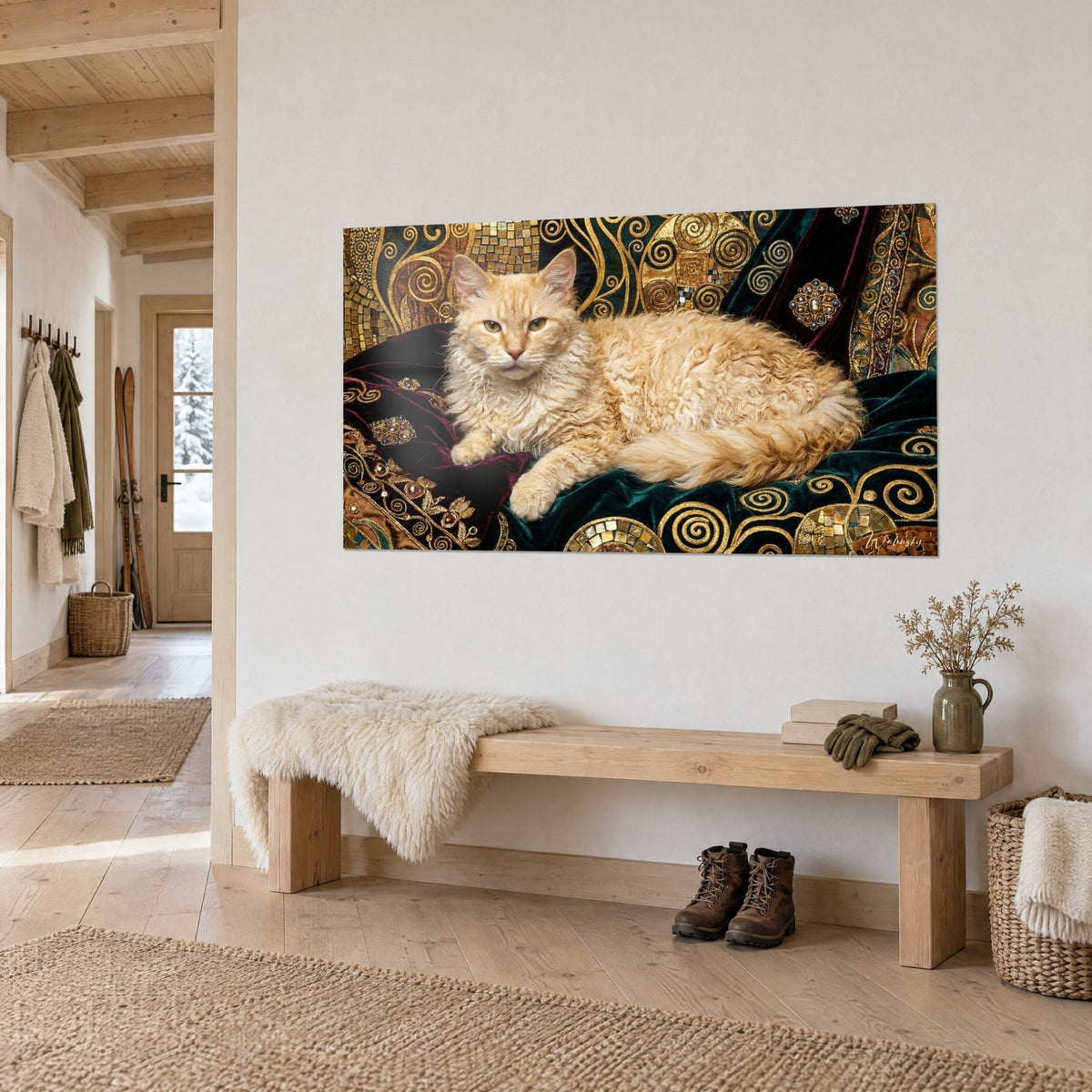Cuadro felino albaricoque de ojos verdes tumbado sobre seda esmeralda bordada en oro, espirales doradas, encima de un banco de madera en el recibidor