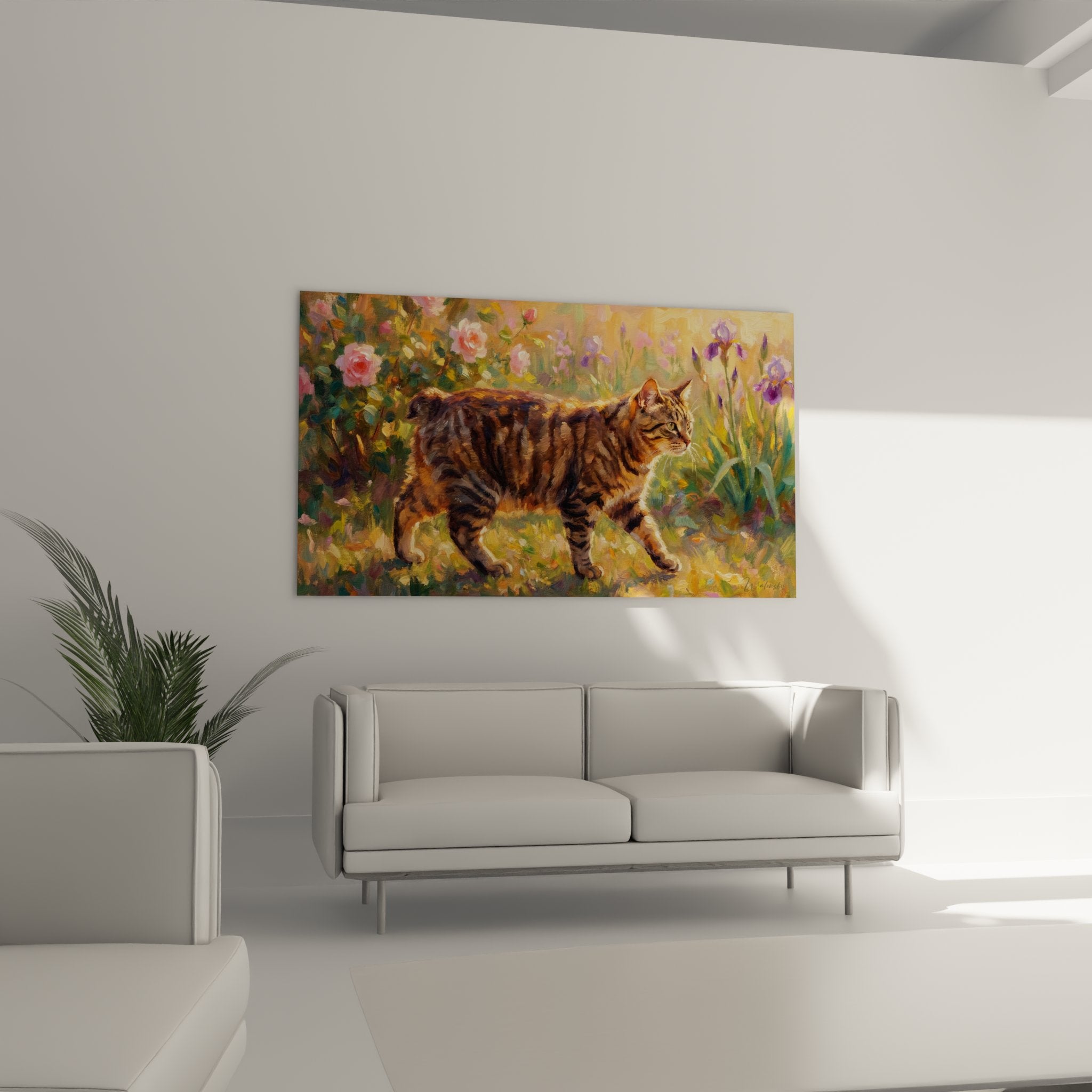 Dettaglio dipinto gatto Manx mantello tigrato arancione e marrone tra fiori rosa e viola