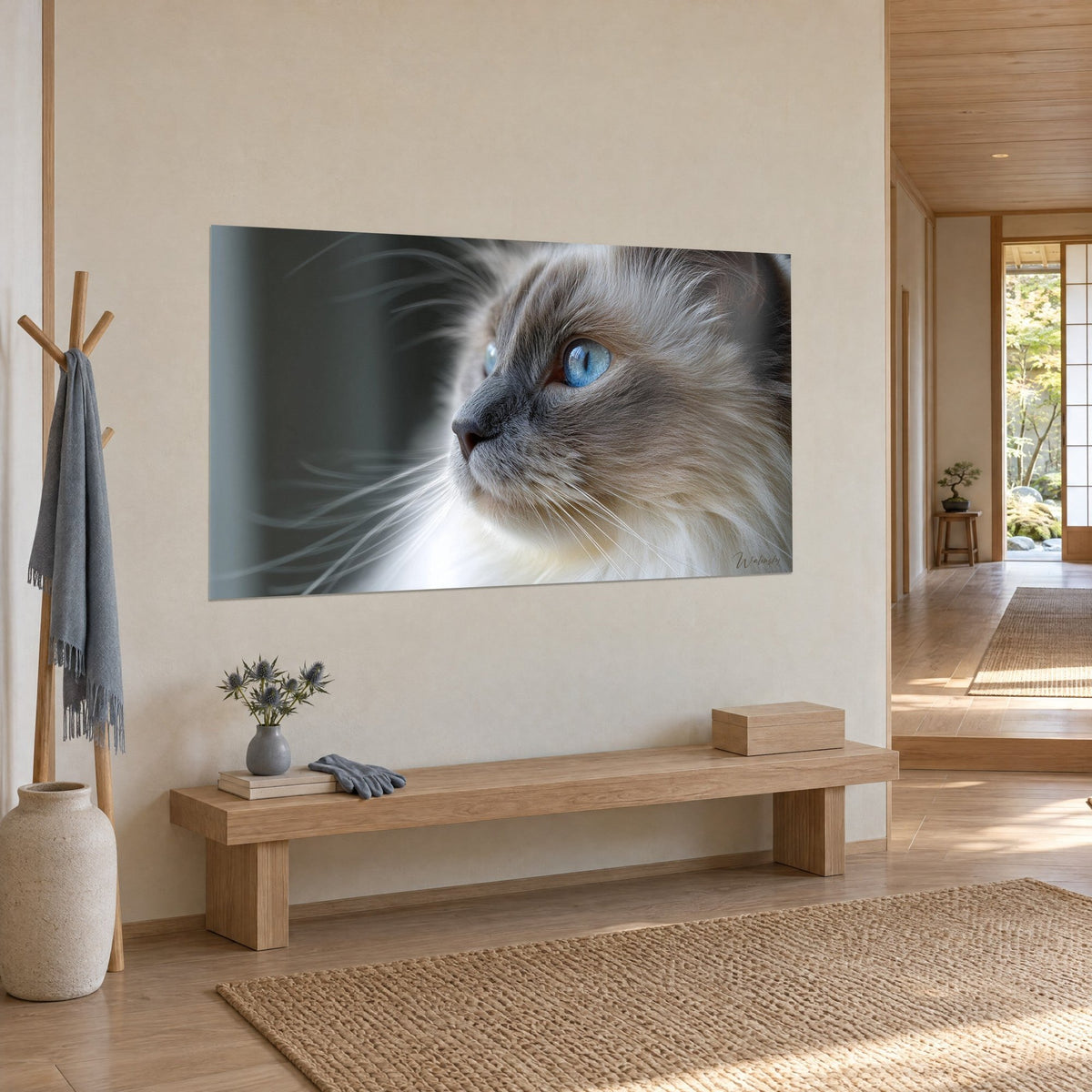 Gemälde eines Katzenporträts mit saphirblauen Augen, schiefergrauer Schnauze und weißen Schnurrhaaren, beige Wand, helle Holzkonsole