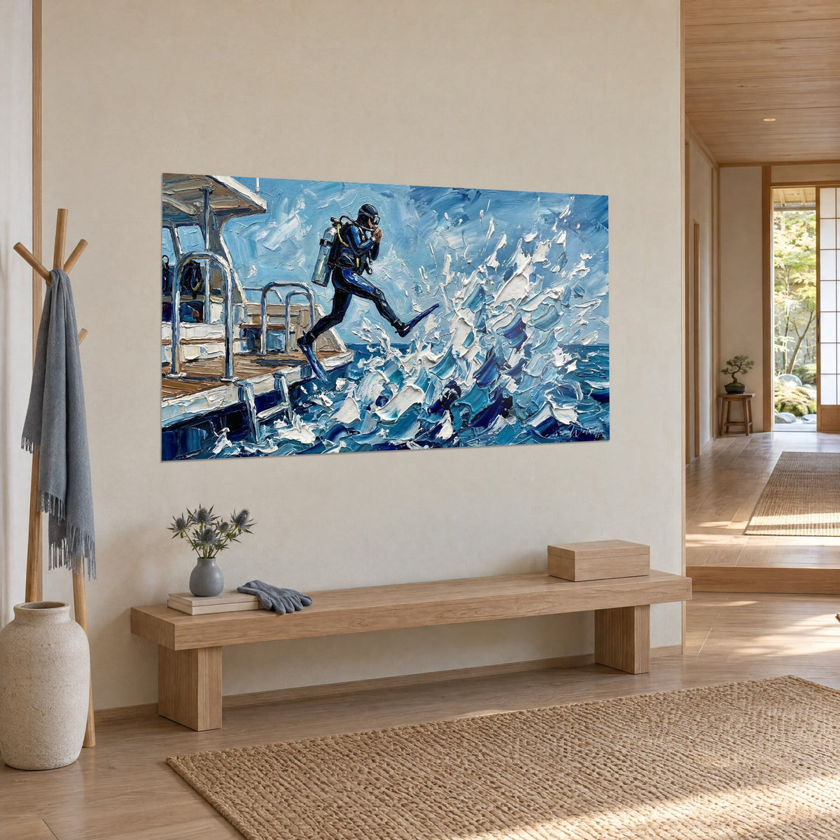 Tableau scaphandrier jambes écartées, palmes en l'air, vagues azur et blanc en relief, accroché dans un couloir japandi en vue de trois-quarts