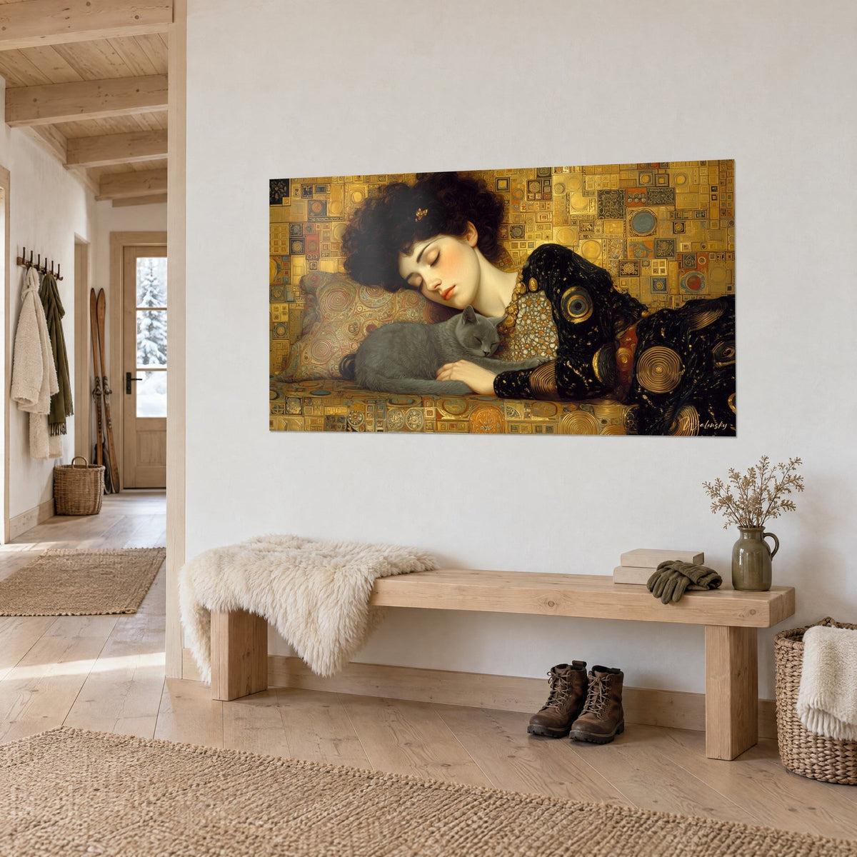 Schilderij slapende grijze kat tegen een bleke wang, mozaïek van goud en oker, aan de muur naast een bank van licht hout