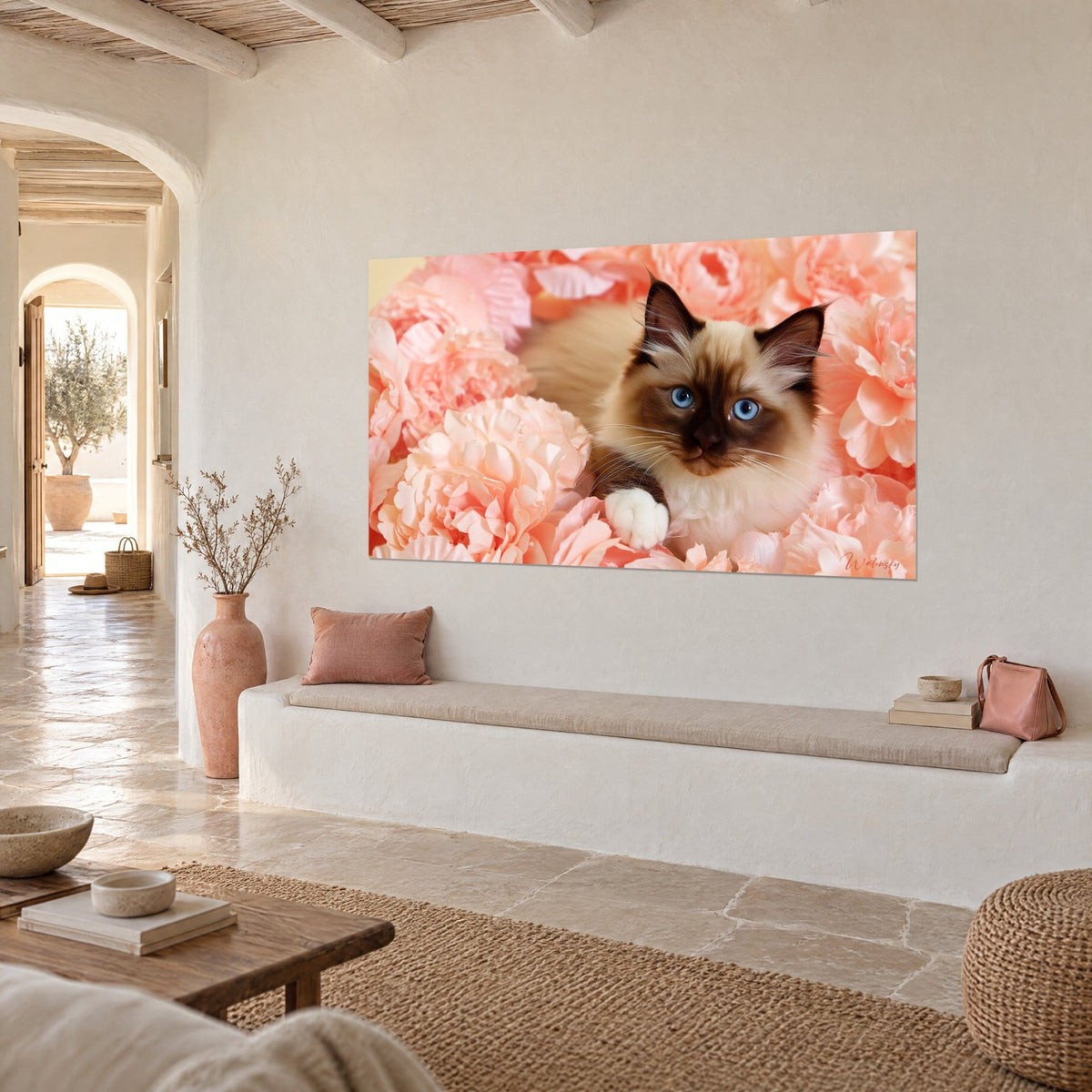 Tableau minois siamois masque chocolat entouré de pivoines pêche et corail, patte blanche en avant, mur de chaux, banquette en alcôve