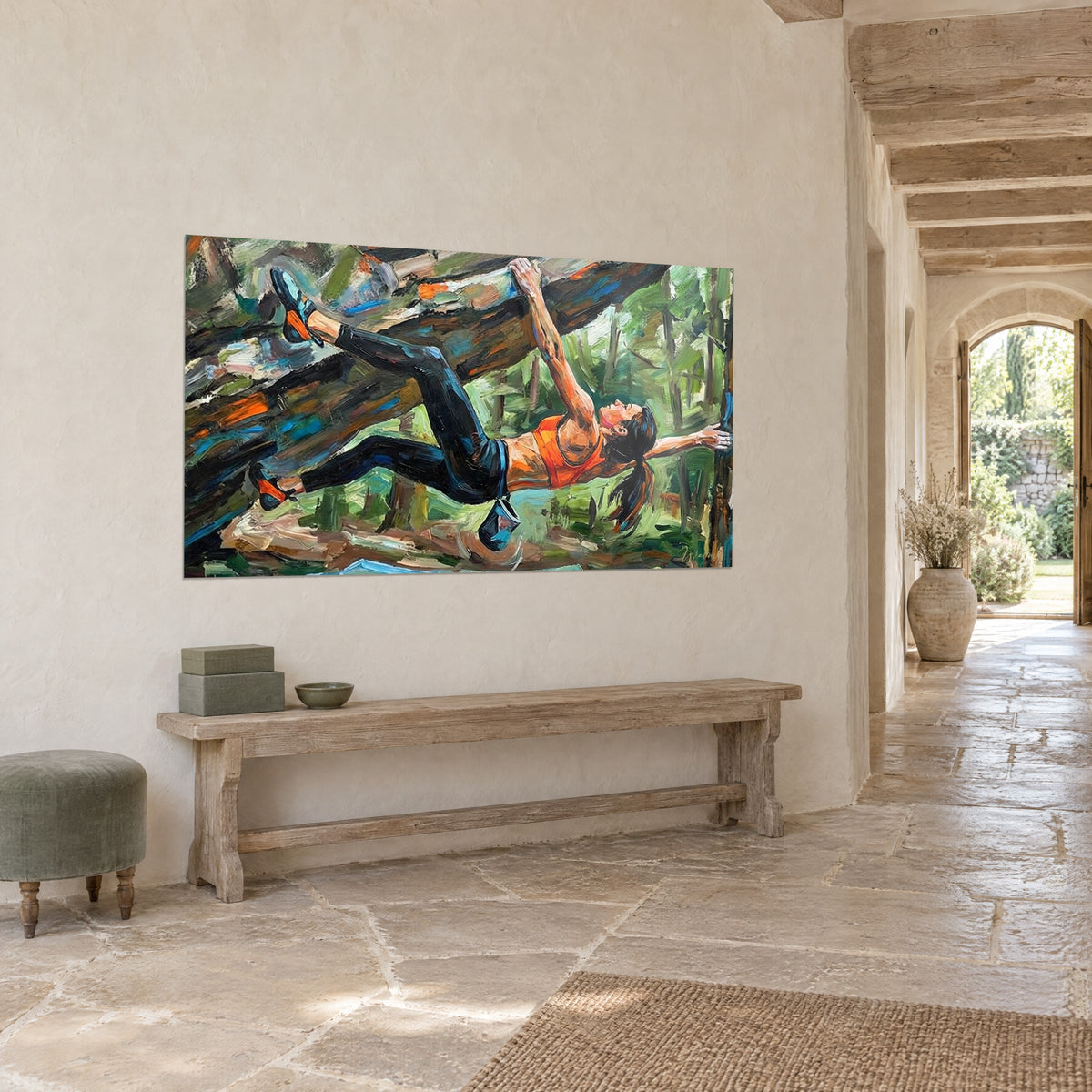 Quadro di un'arrampicatrice durante una traversata, braccio teso, scarpette da arrampicata arancioni e blu, sfondo verde, corridoio di pietra in prospettiva