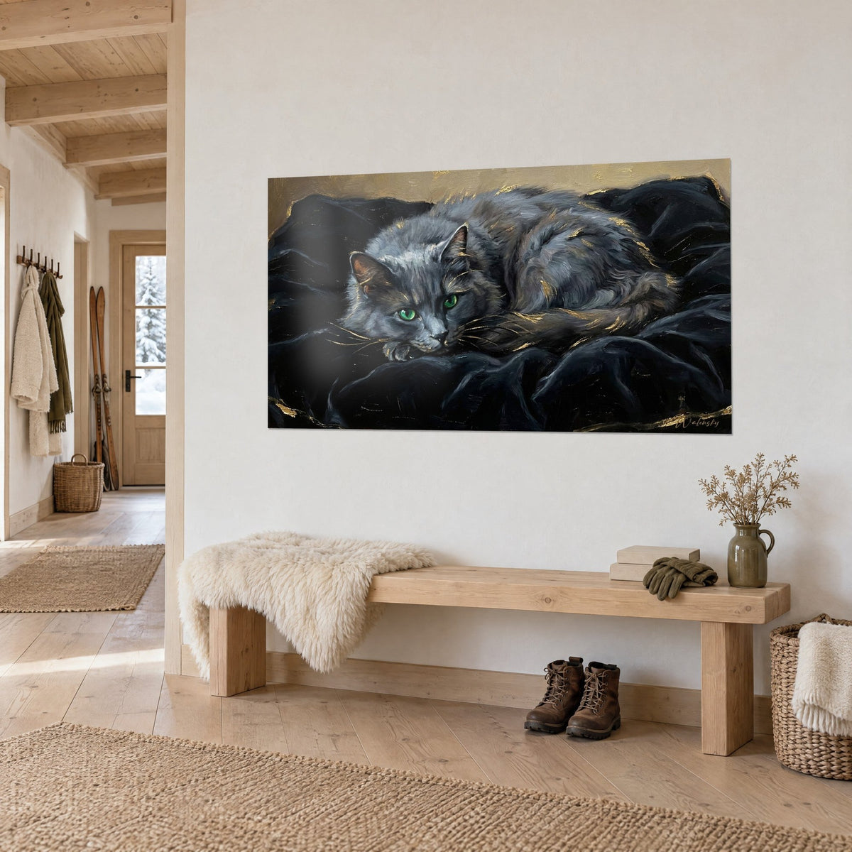 Gemälde Katze in blaugrauem Fell auf einem schwarzen Kissen, goldene Reflexe im Fell, helle Holztür des Chalets