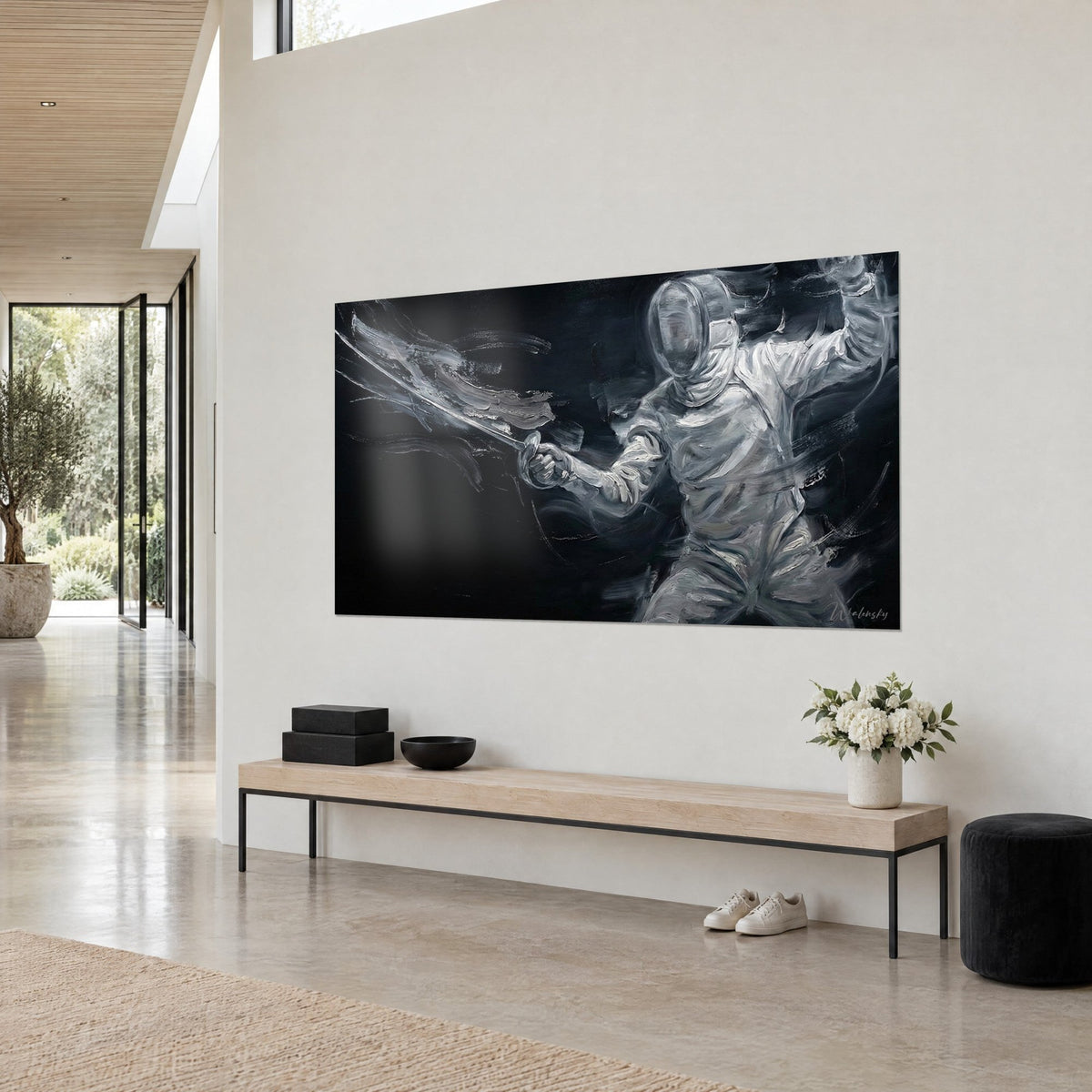 Tableau tireur d'épée en veste blanche striée de gris, bras levé, coups de pinceau argent sur noir, mur beige d'une maison d'architecte