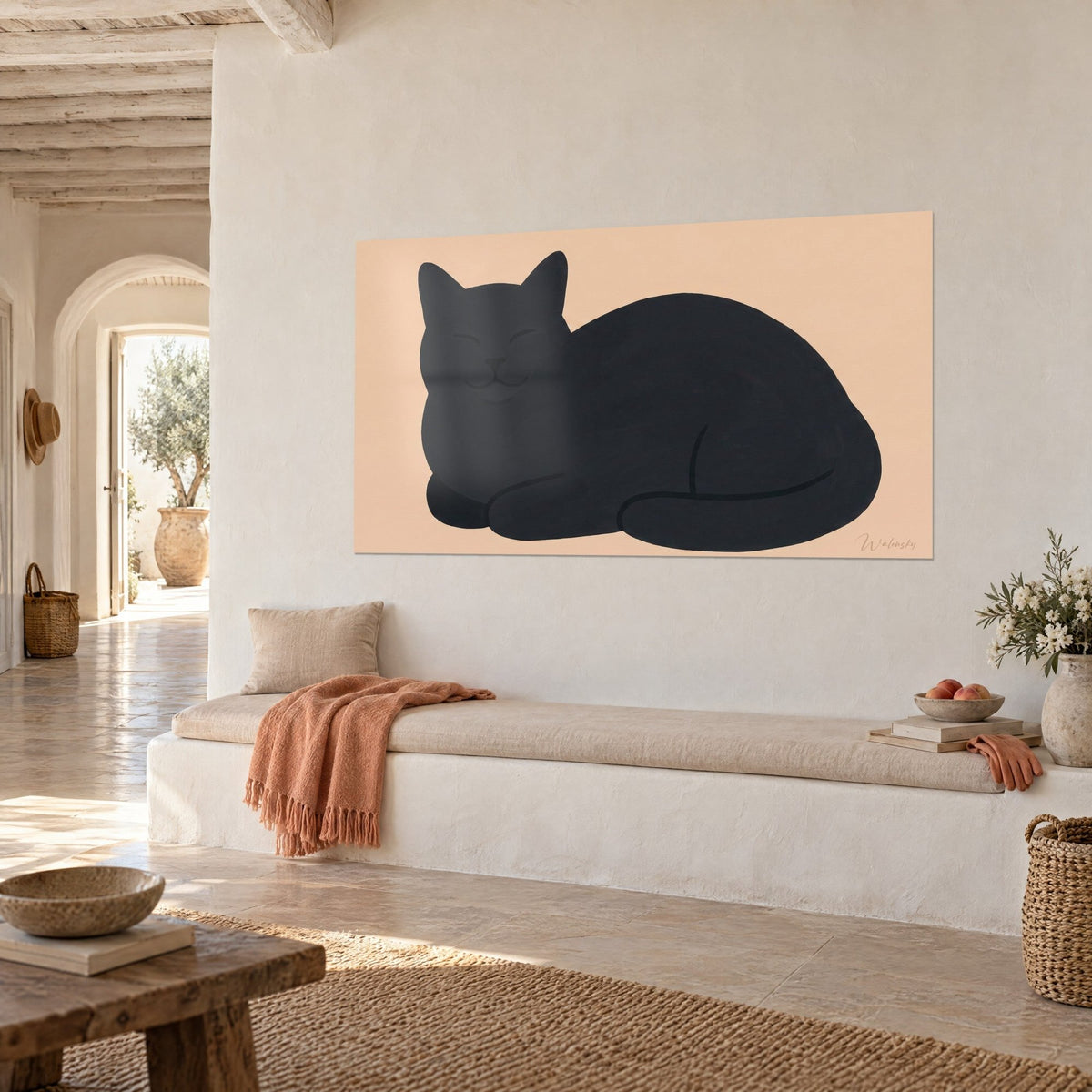 Cuadro felino bombay negro carbón enroscado en una bola, sonrisa apacible sobre fondo liso albaricoque, colgado junto a una banqueta blanca, casa mediterránea