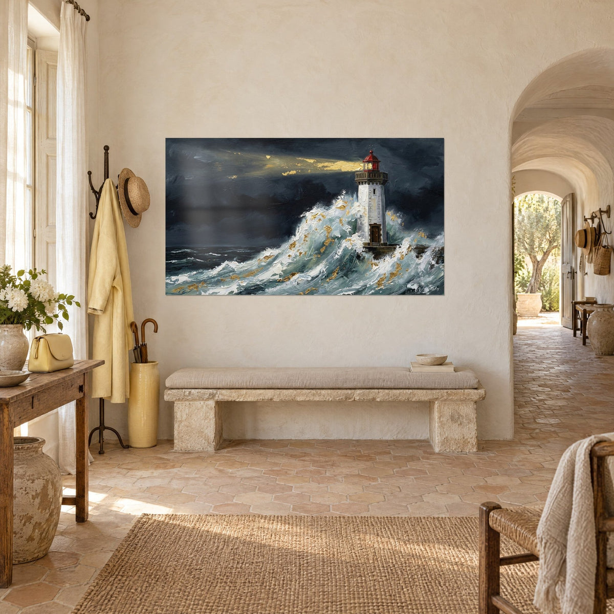 Quadro torre bianca battuta dalla schiuma, lanterna rossa e fascio dorato tra nuvole scure, appeso in un casale provenzale