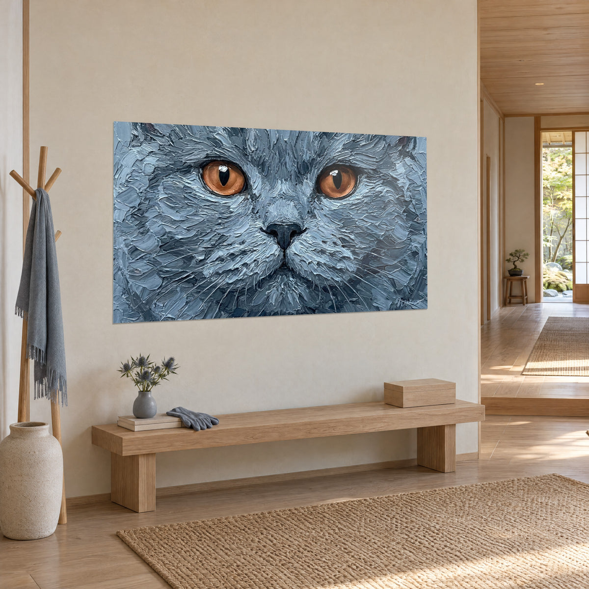 Tableau portrait félin gris ardoise, iris orange cuivré et museau noir, accroché près d'un banc en bois clair et d'une entrée
