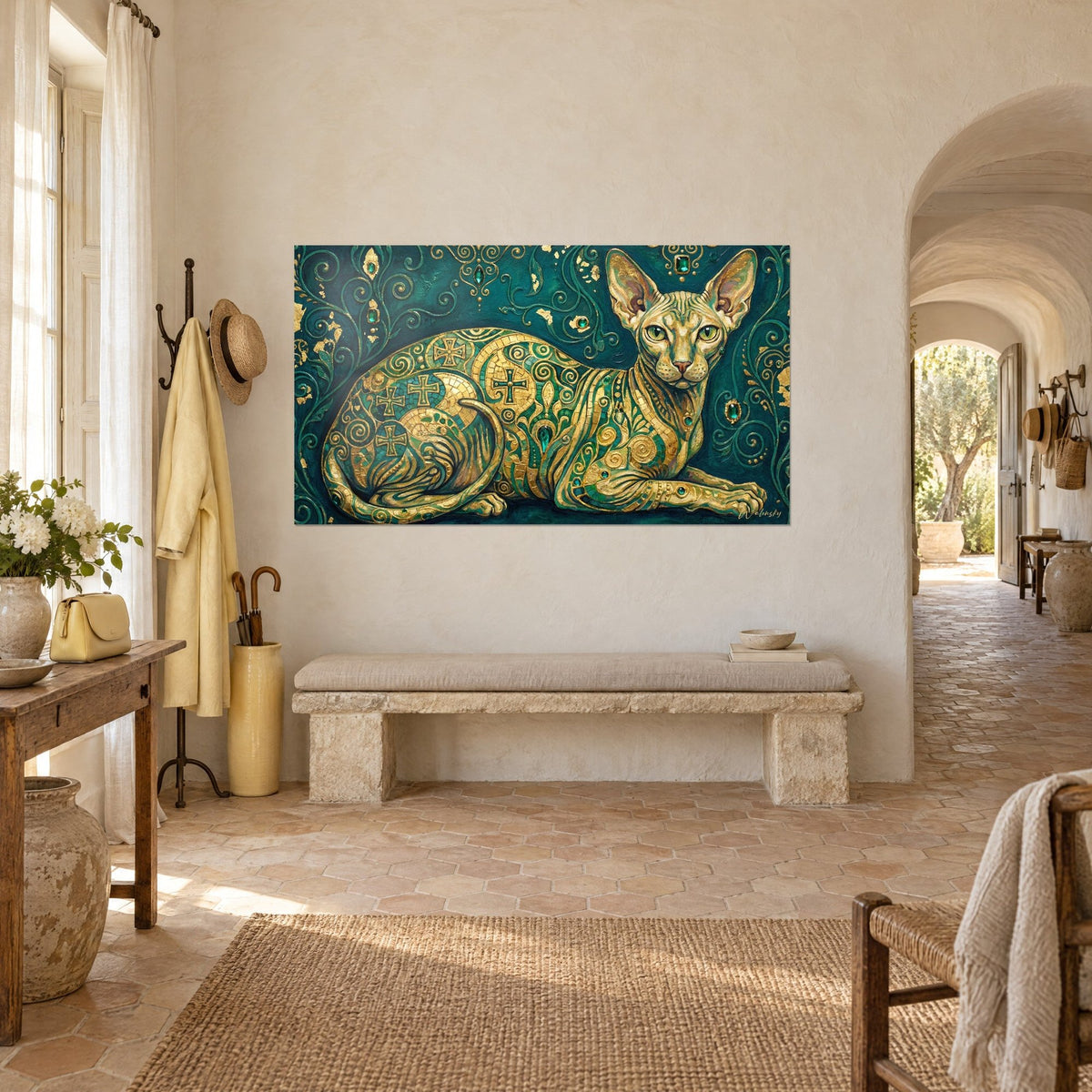 Tableau félin allongé sans poil aux grandes oreilles, motifs dorés sur fond vert sapin, vu de trois quarts dans un mas provençal