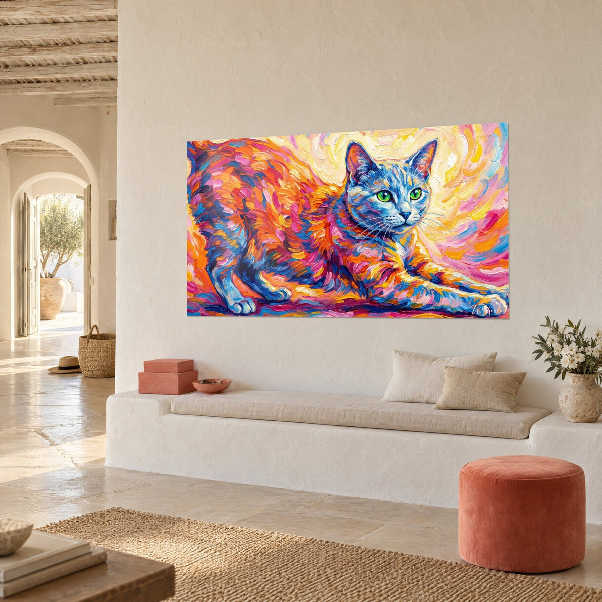 Tableau félin gris-bleu allongé, fourrure orange et fuchsia sur fond jaune tourbillonnant, mur blanc et banquette en pierre
