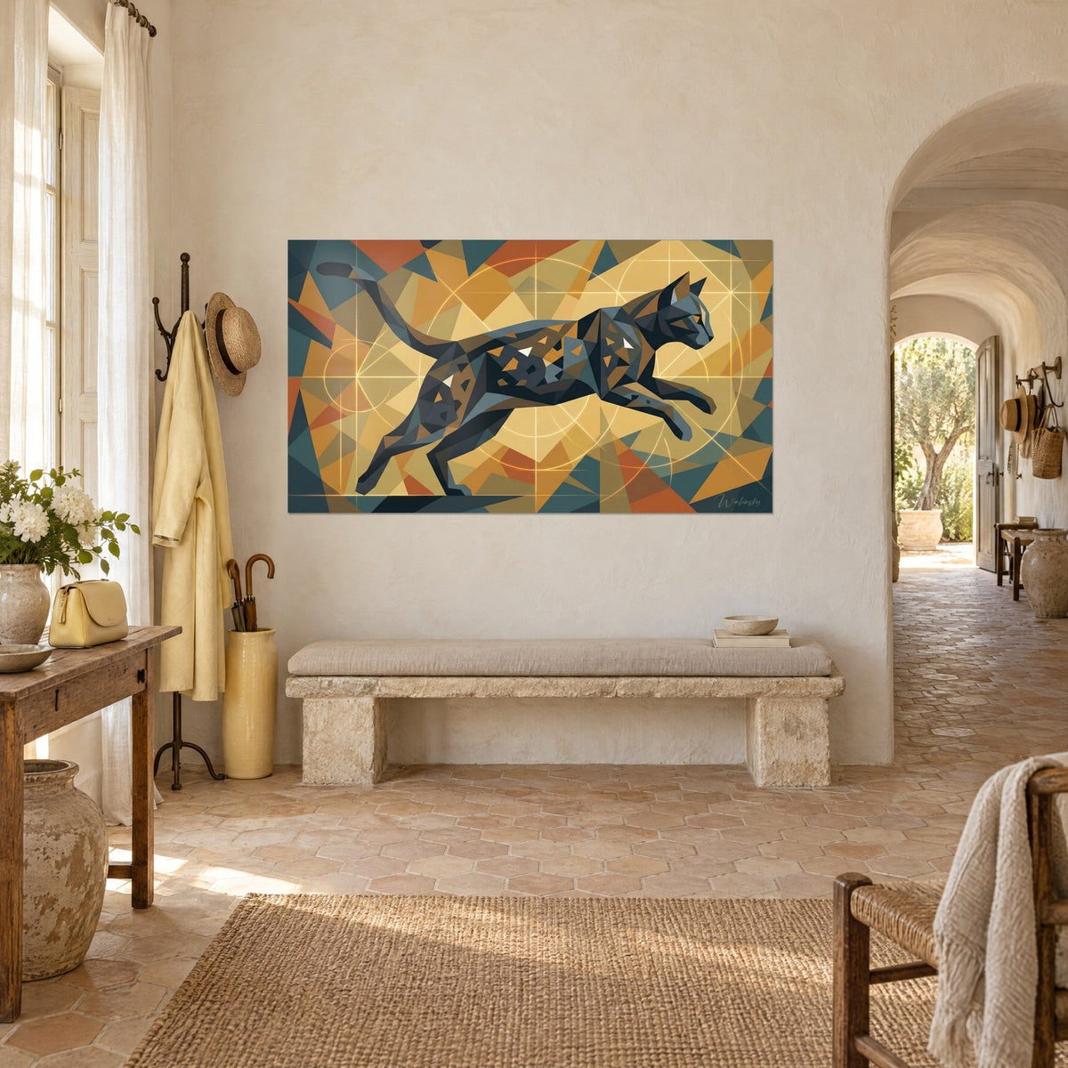 Tableau félin stylisé aux polygones bleu pétrole et orange brûlé, queue en arc, vu de trois-quarts dans un mas provençal
