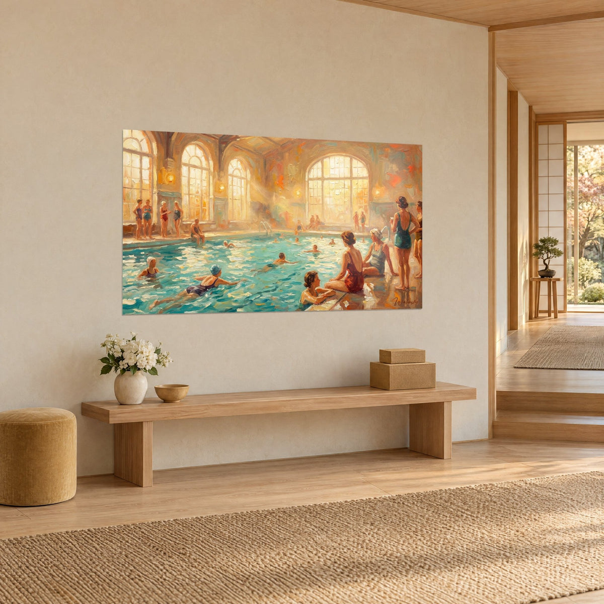 Quadro piscina d'altri tempi con grandi vetrate a volta ocra, acqua turchese punteggiata di tocchi bianchi, vista di tre quarti su una parete color crema