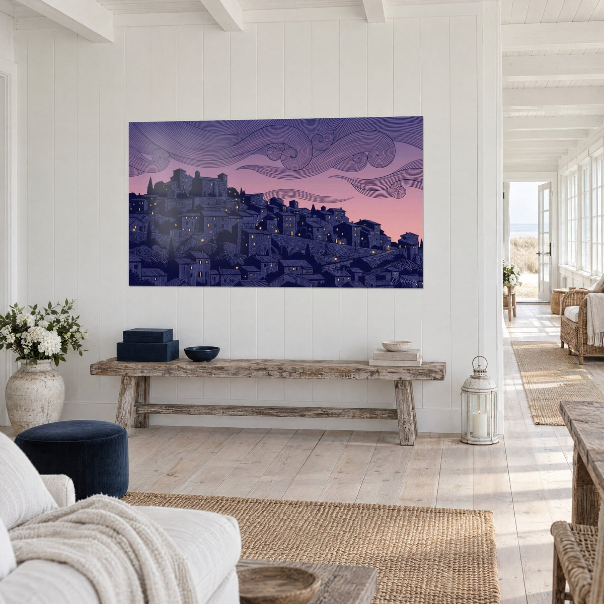 Quadro città medievale di pietra sotto un cielo viola striato di volute, finestre ambra, sul muro bianco di una casa sul mare