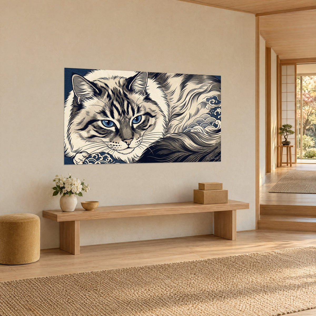 Gemälde getigerte Katze mit saphirblauen Augen, Schwarz und Cremetöne in Tuschetechnik, Wellenmotive in Marineblau, in einem japandi Flur mit hellem Holz