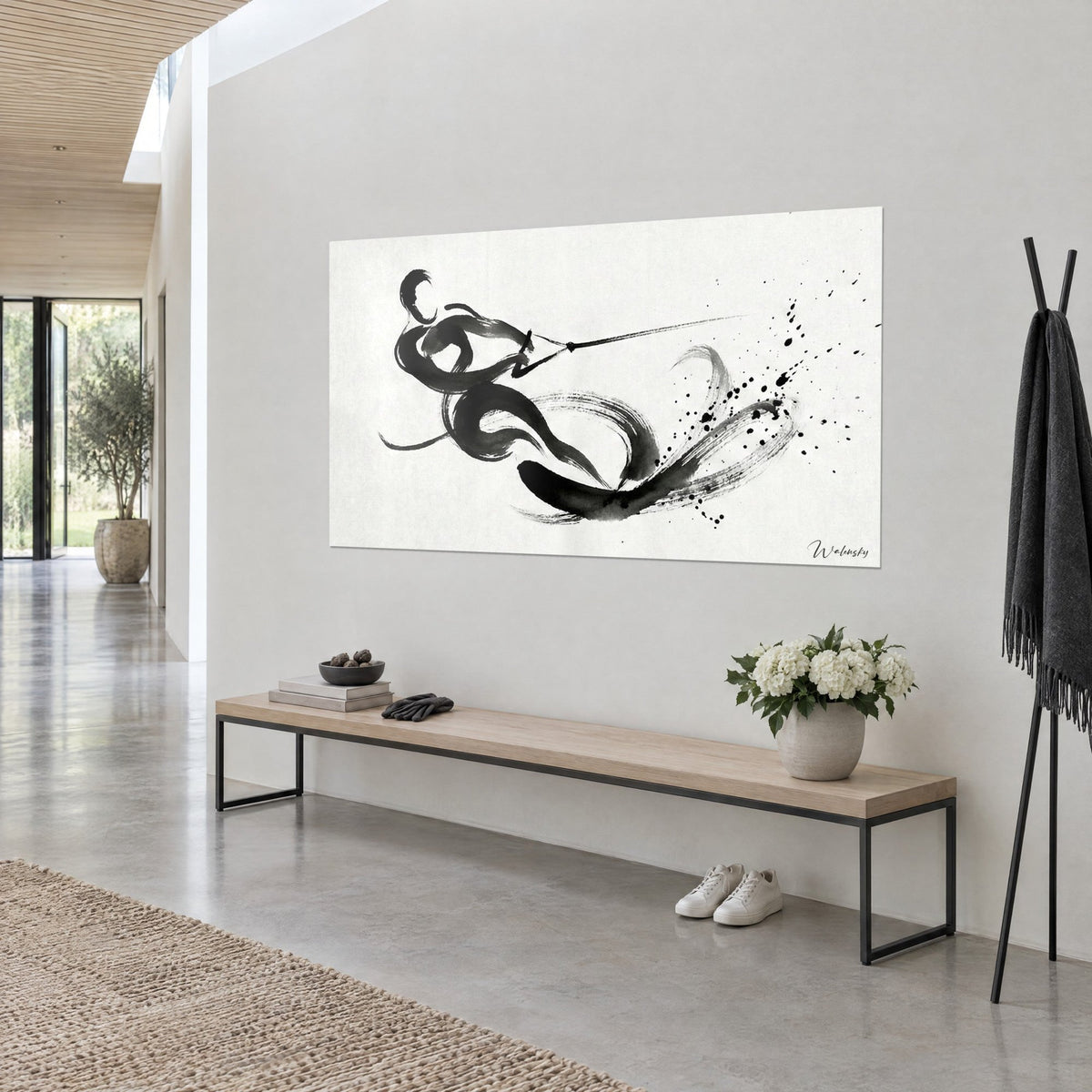 Quadro di una scivolata sull'acqua in tecnica giapponese a lavis, corpo arcuato che tiene la corda, schizzi neri su carta avorio, parete grigia di un soggiorno