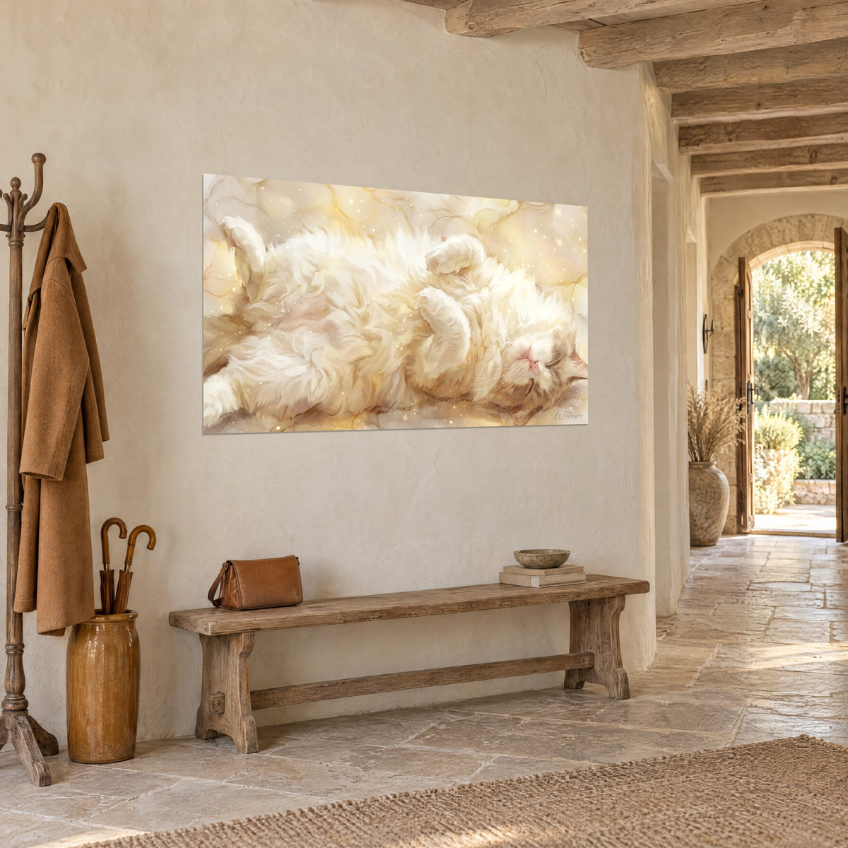 Schilderij donzige witte kat met de buik omhoog, honing- en ivoorkleurige glans, opgehangen aan een stenen muur naast een gewelfde ingang