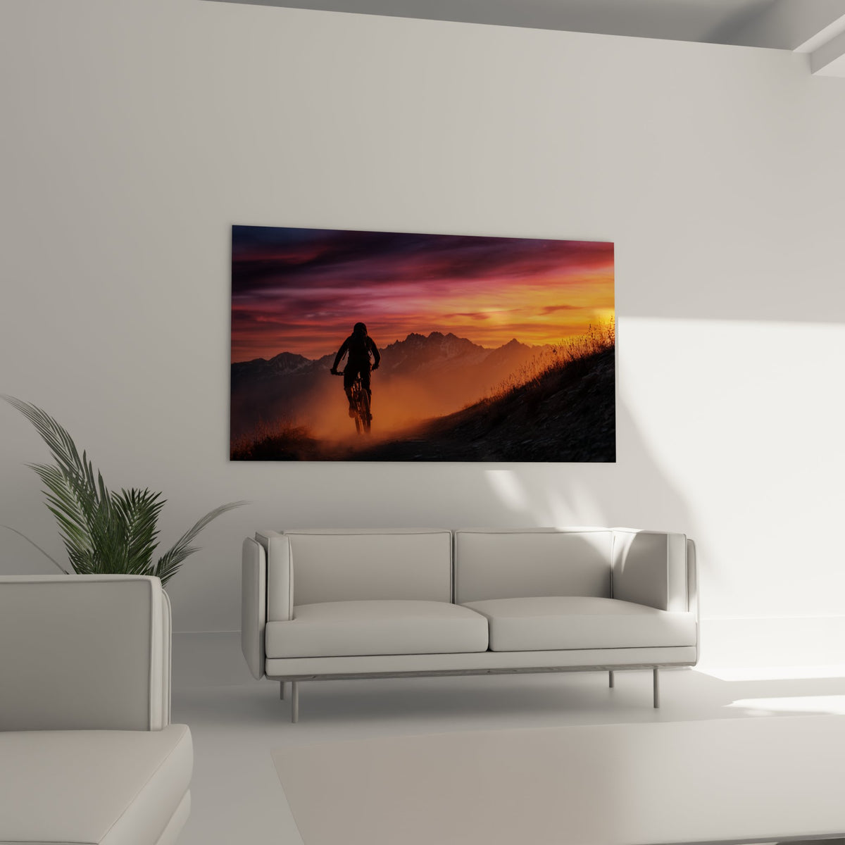 Detail tableau VTT montrant texture couleurs chaudes coucher soleil et silhouette rider montagne