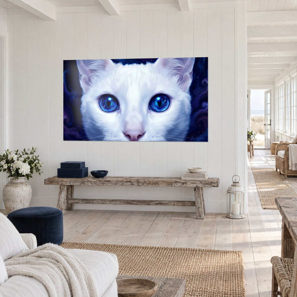 Cuadro felino inmaculado de mirada zafiro sobre fondo violeta nocturno, vista de tres cuartos sobre una consola de madera en bruto, casa junto al mar